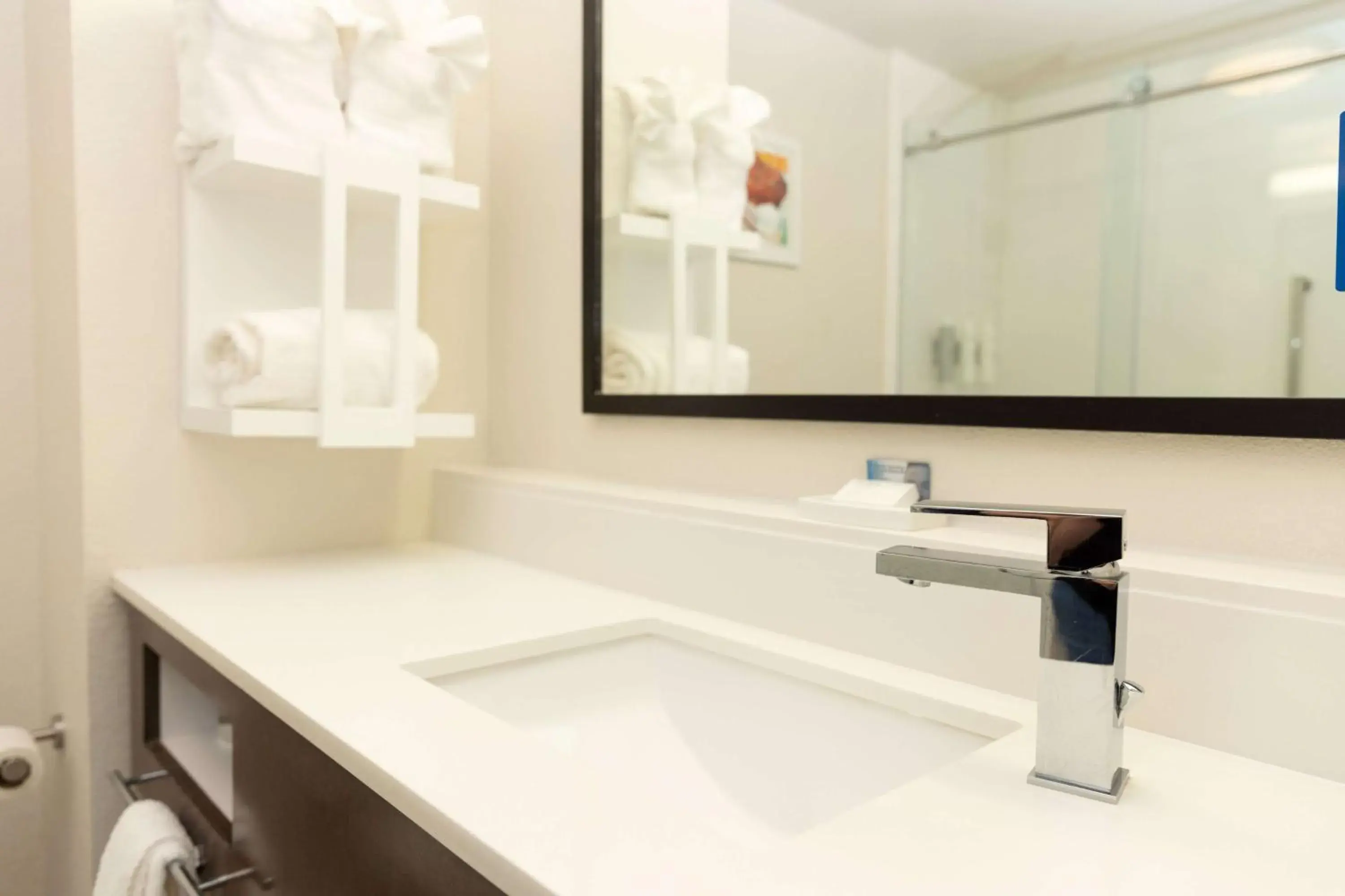 Bathroom in Hampton Inn Hammond Bathroom in Hampton Inn Hammond