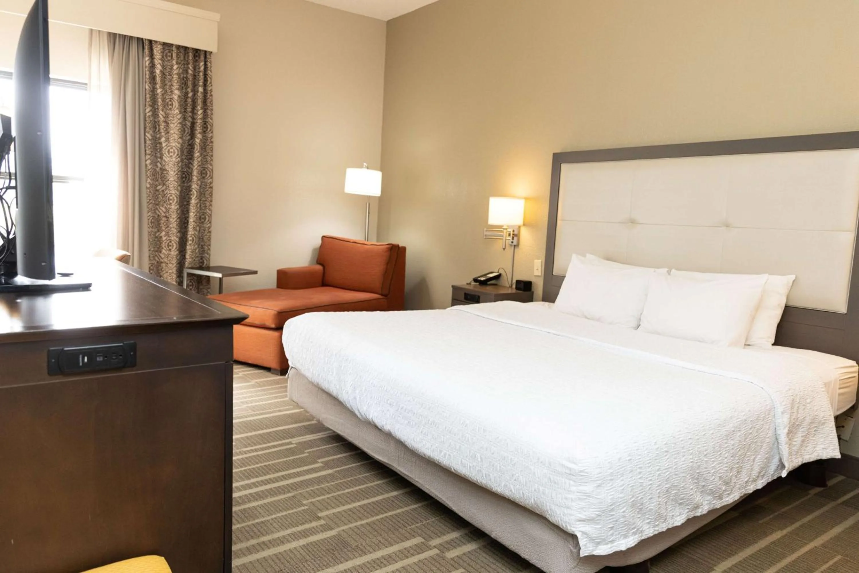 Living room, Bed in Hampton Inn Hammond