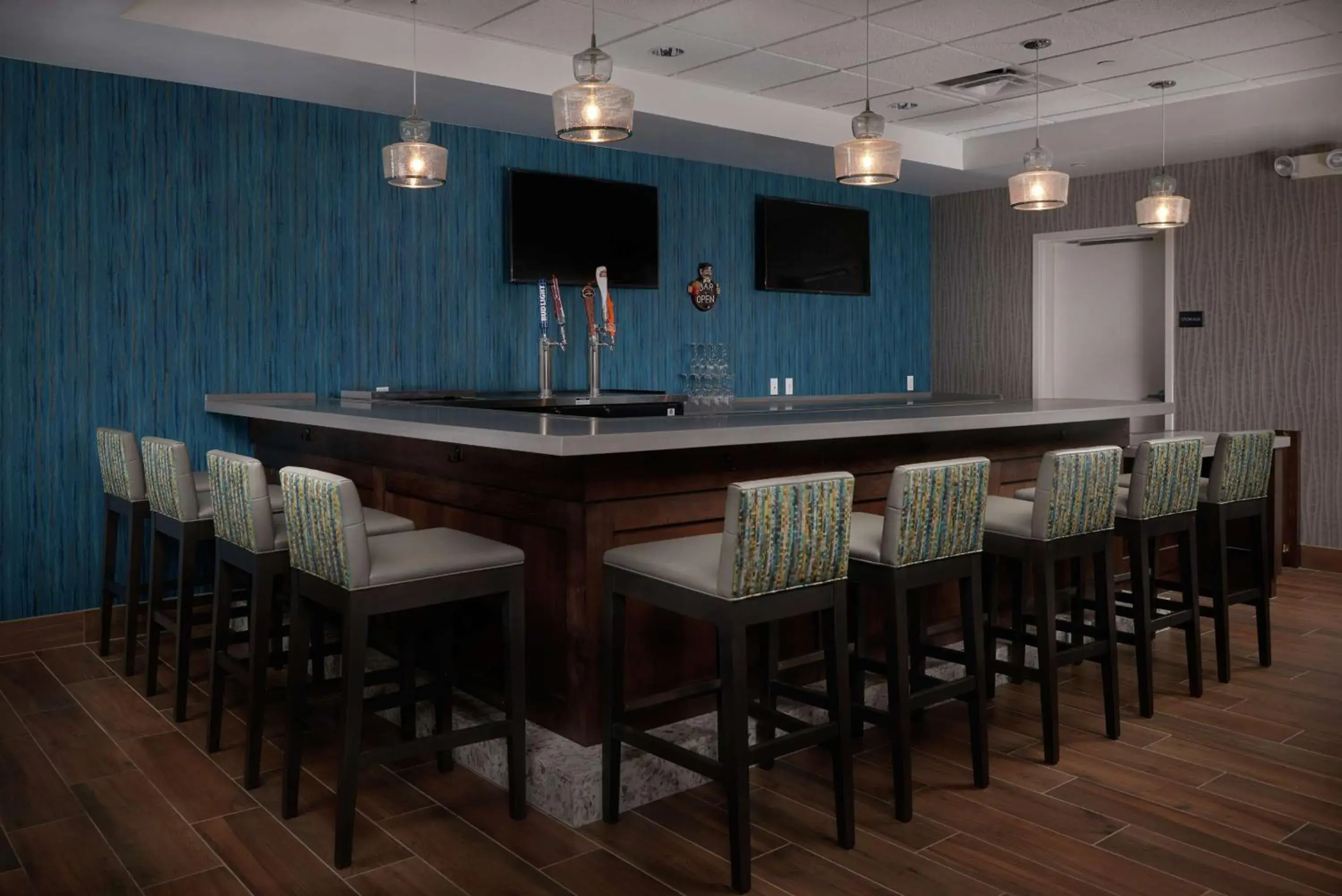 Lounge or bar in Hampton Inn Lake Havasu City Lounge or bar in Hampton Inn Lake Havasu City