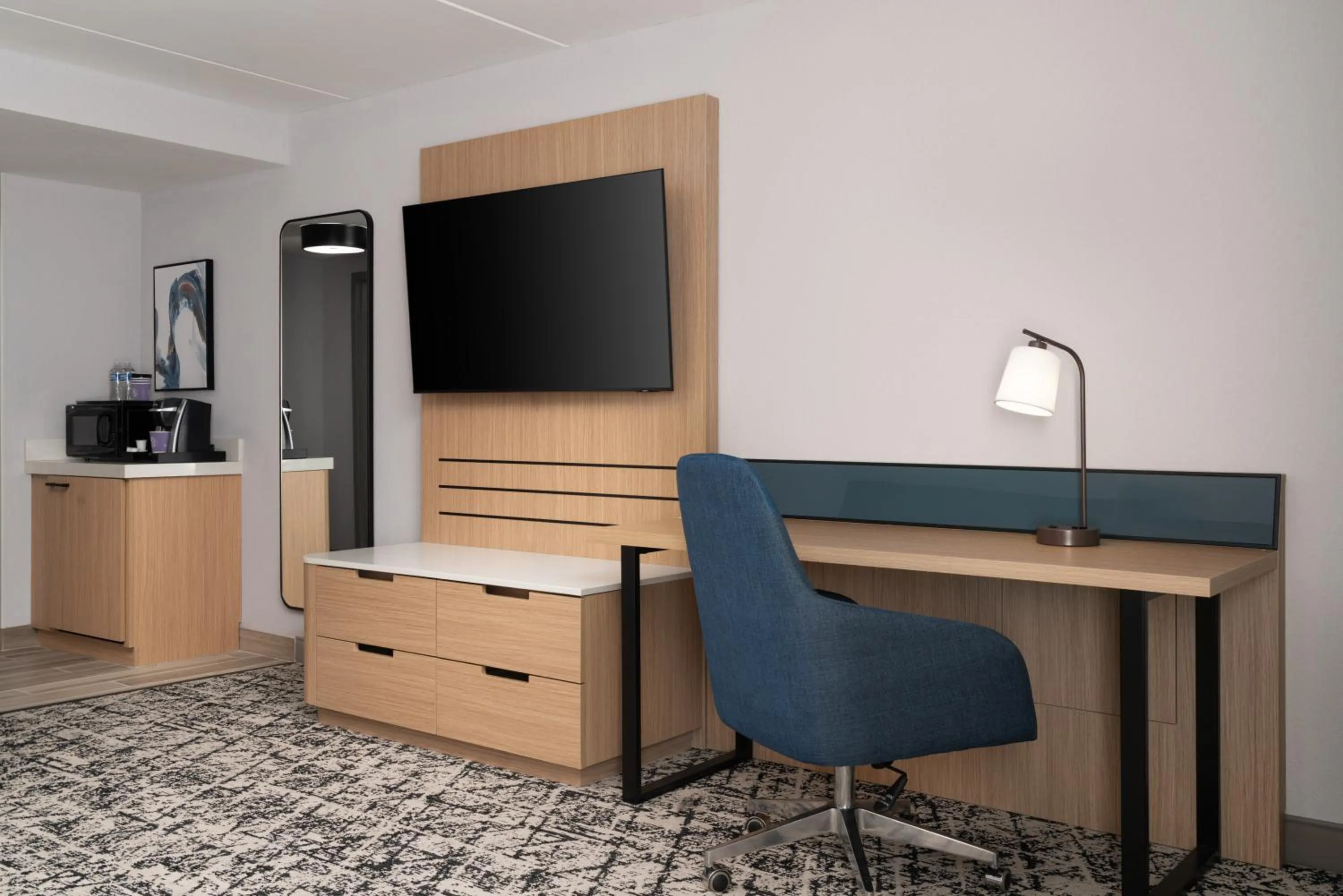 TV and multimedia in Hilton Garden Inn Richmond South/Southpark