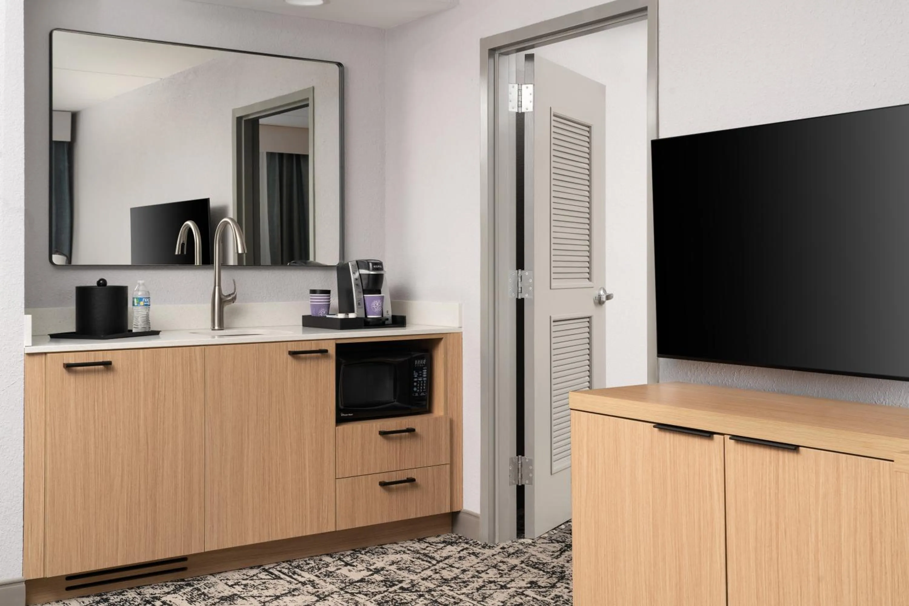TV and multimedia in Hilton Garden Inn Richmond South/Southpark