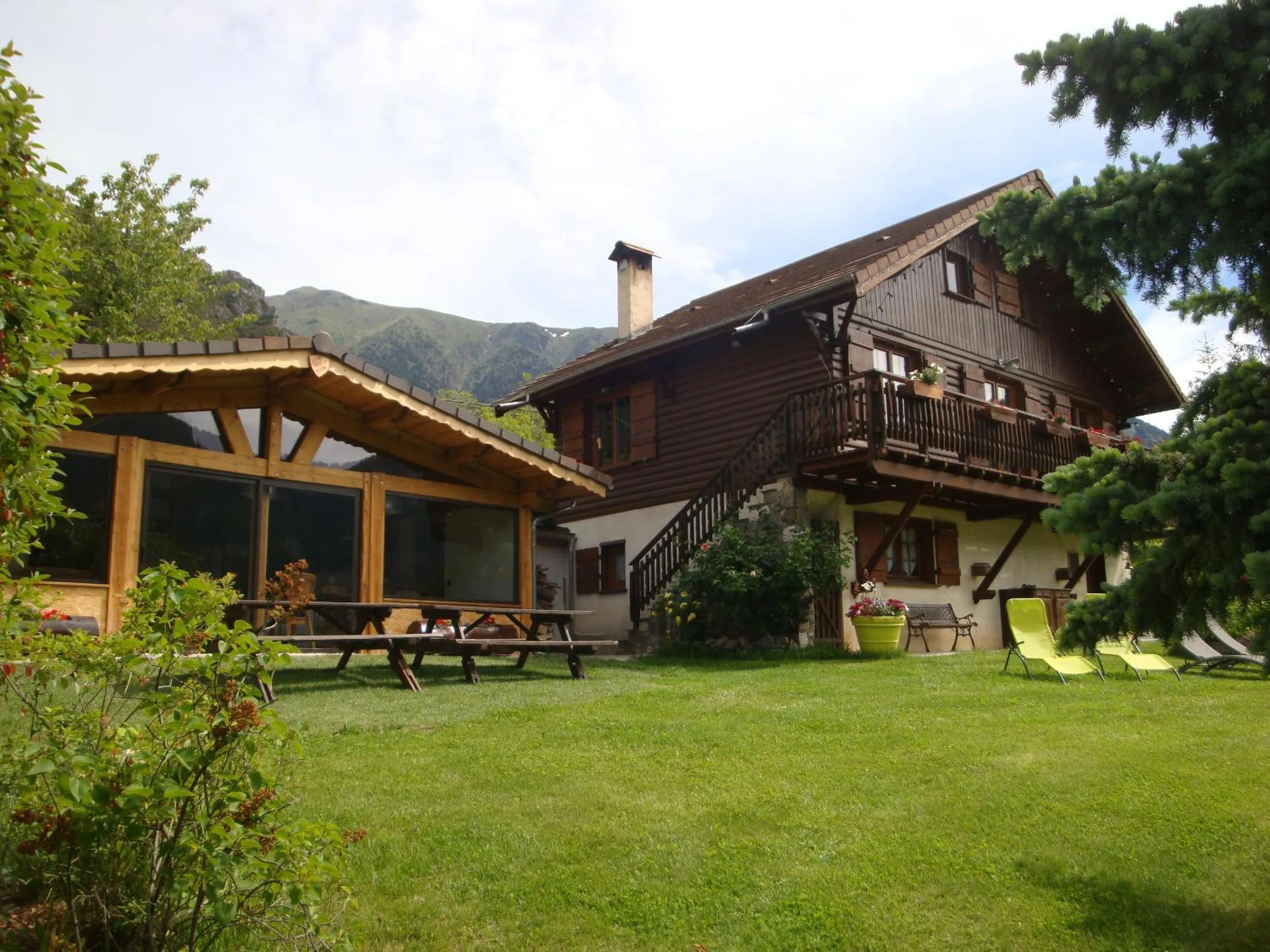 Property building in Chambres d'hôtes le génépi