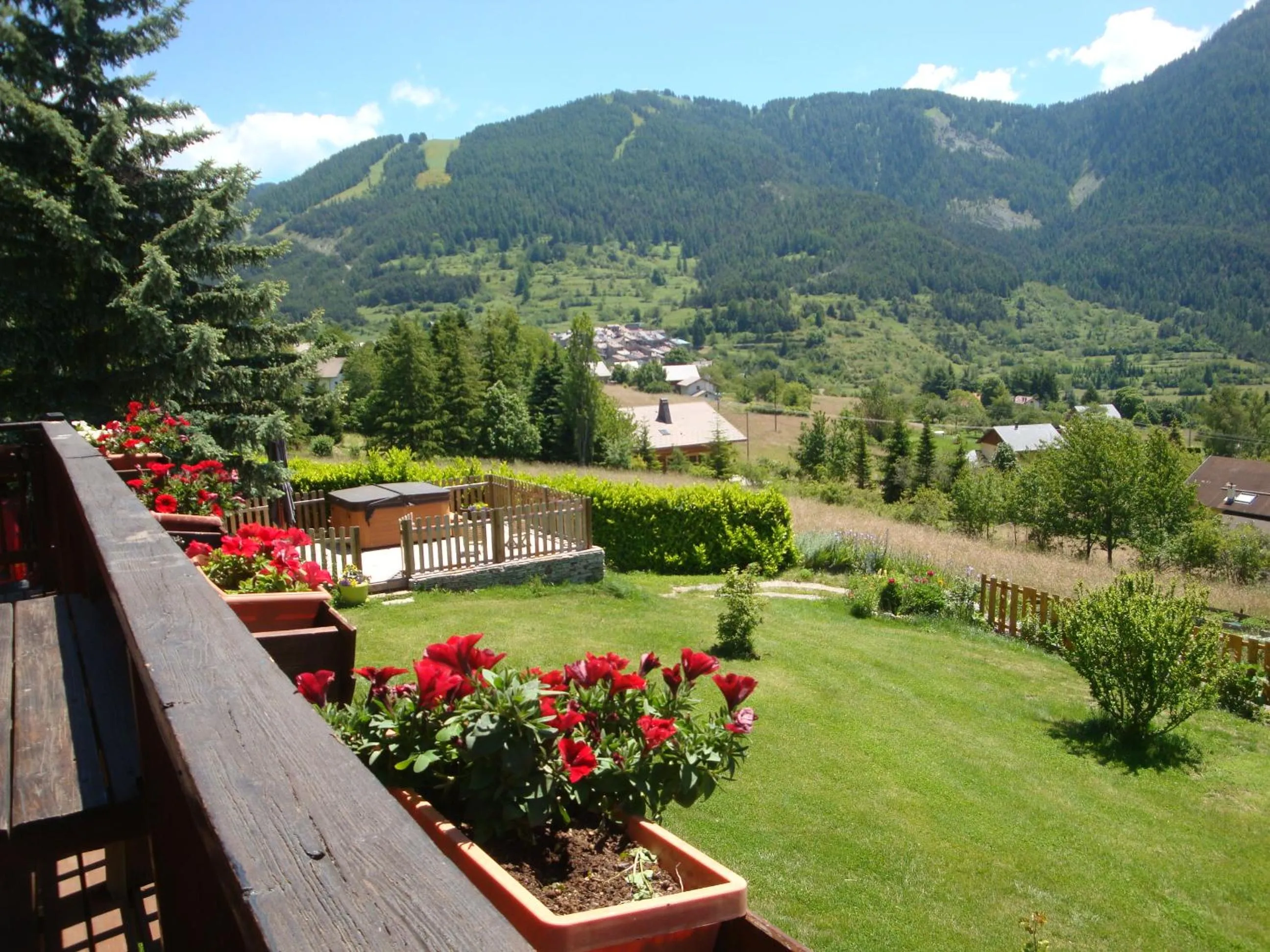 Mountain view in Chambres d'hôtes le génépi