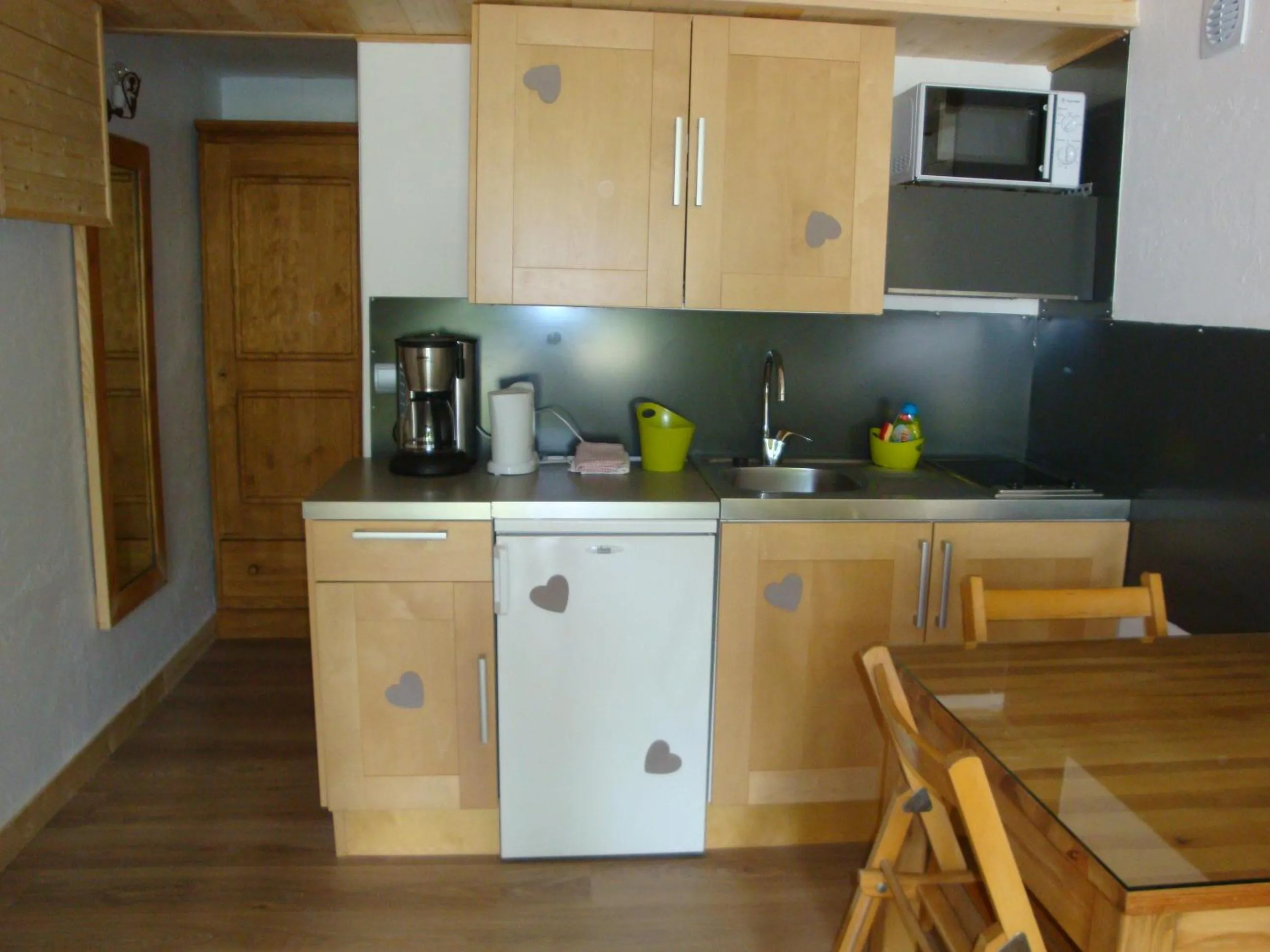 Kitchen or kitchenette in Chambres d'hôtes le génépi