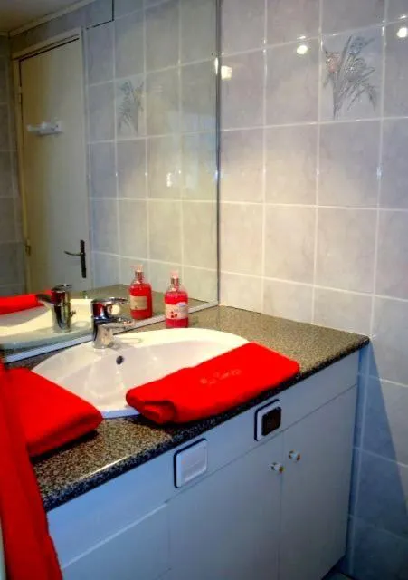 Bathroom in Chambres d'hôtes le génépi