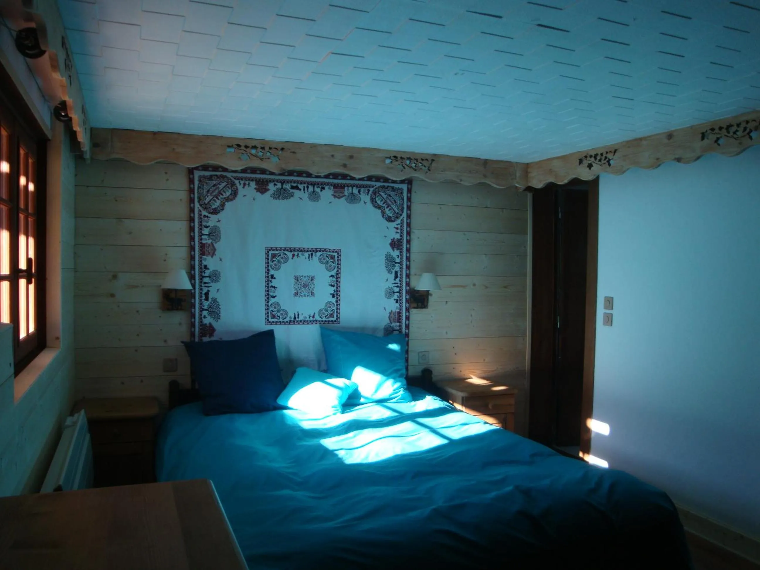 Property building, Bed in Chambres d'hôtes le génépi