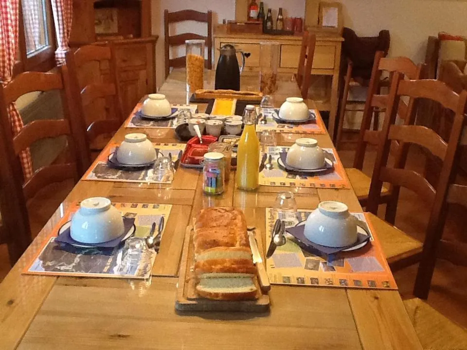 Continental breakfast in Chambres d'hôtes le génépi