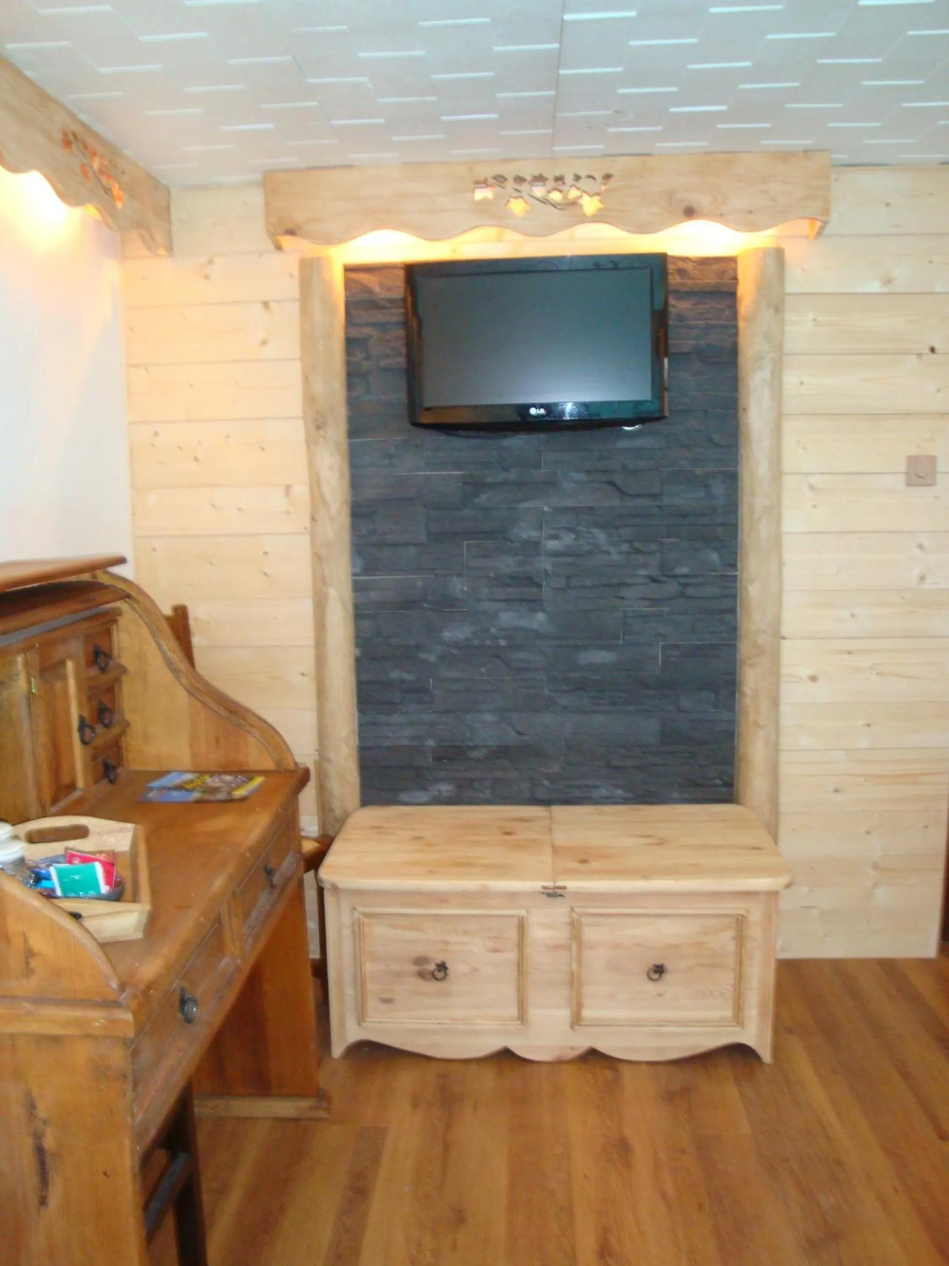 Communal lounge/ TV room in Chambres d'hôtes le génépi
