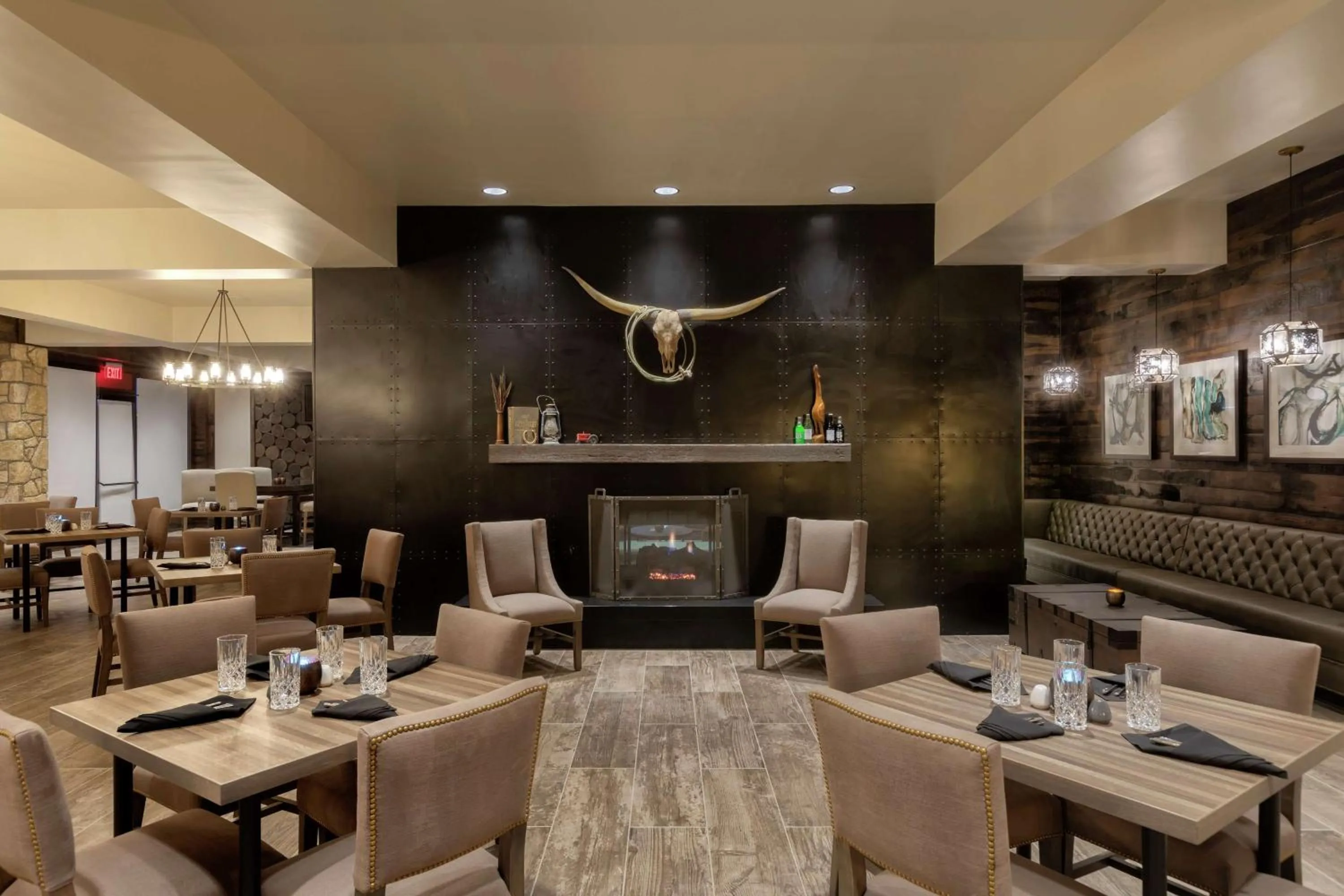 Restaurant/places to eat in Embassy Suites by Hilton Tulsa I-44