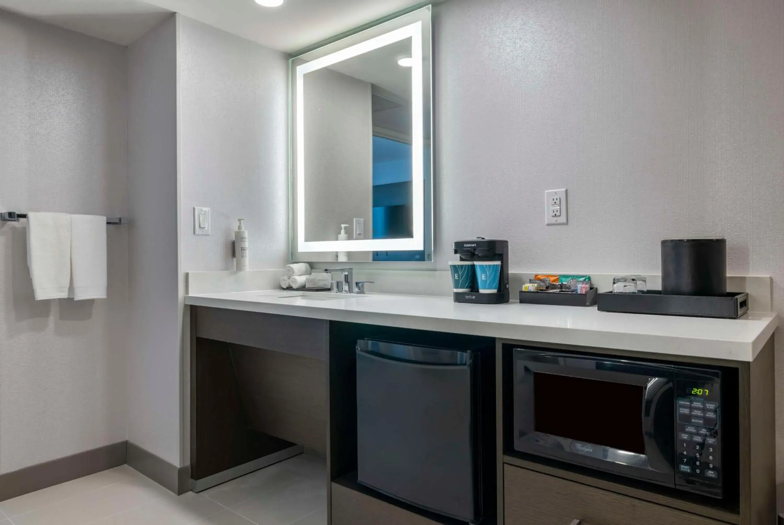 King Room - Mobility Access/Non-Smoking in Embassy Suites by Hilton Tulsa I-44 King Room - Mobility Access/Non-Smoking in Embassy Suites by Hilton Tulsa I-44