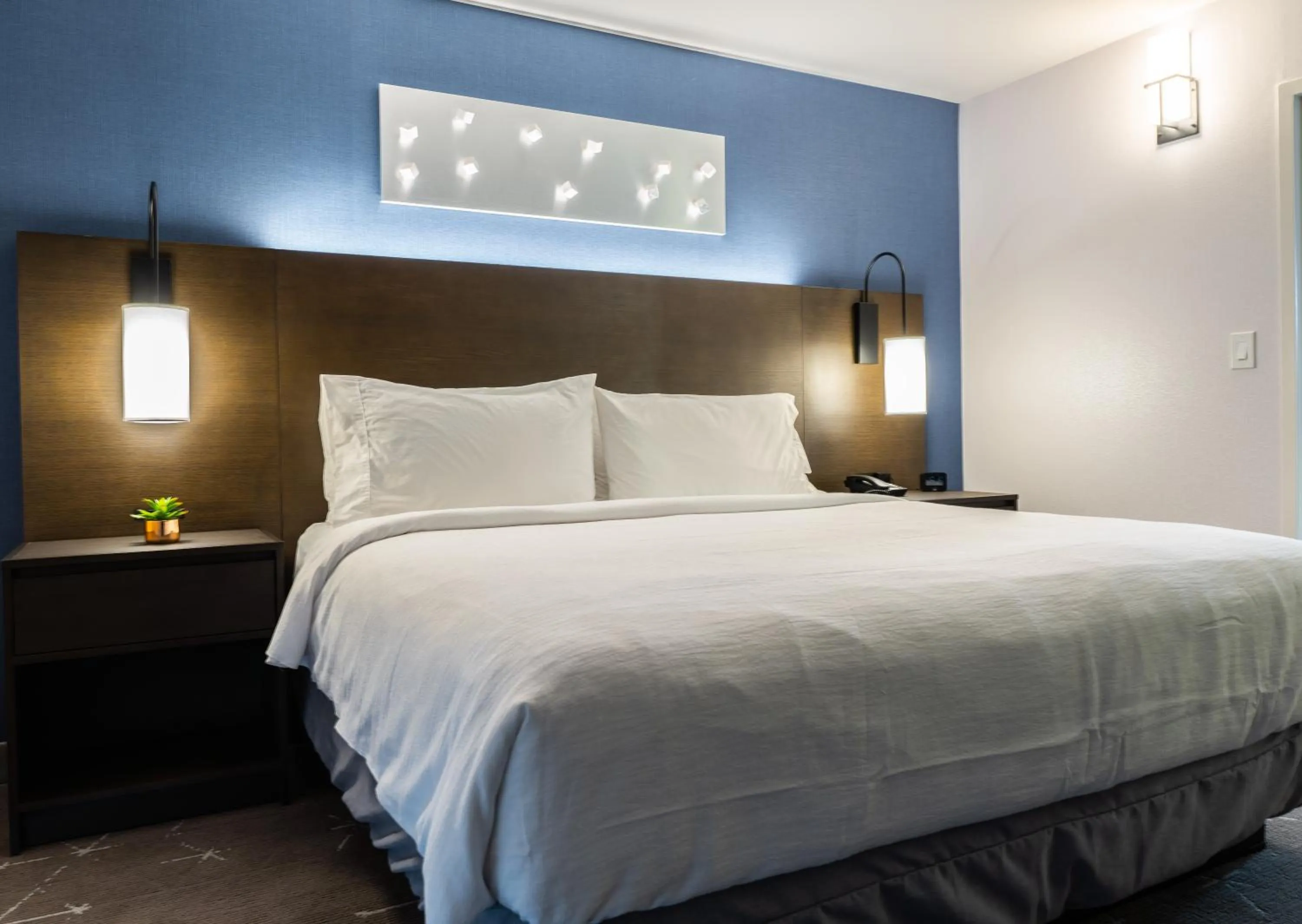 Bed in Embassy Suites by Hilton Tulsa I-44