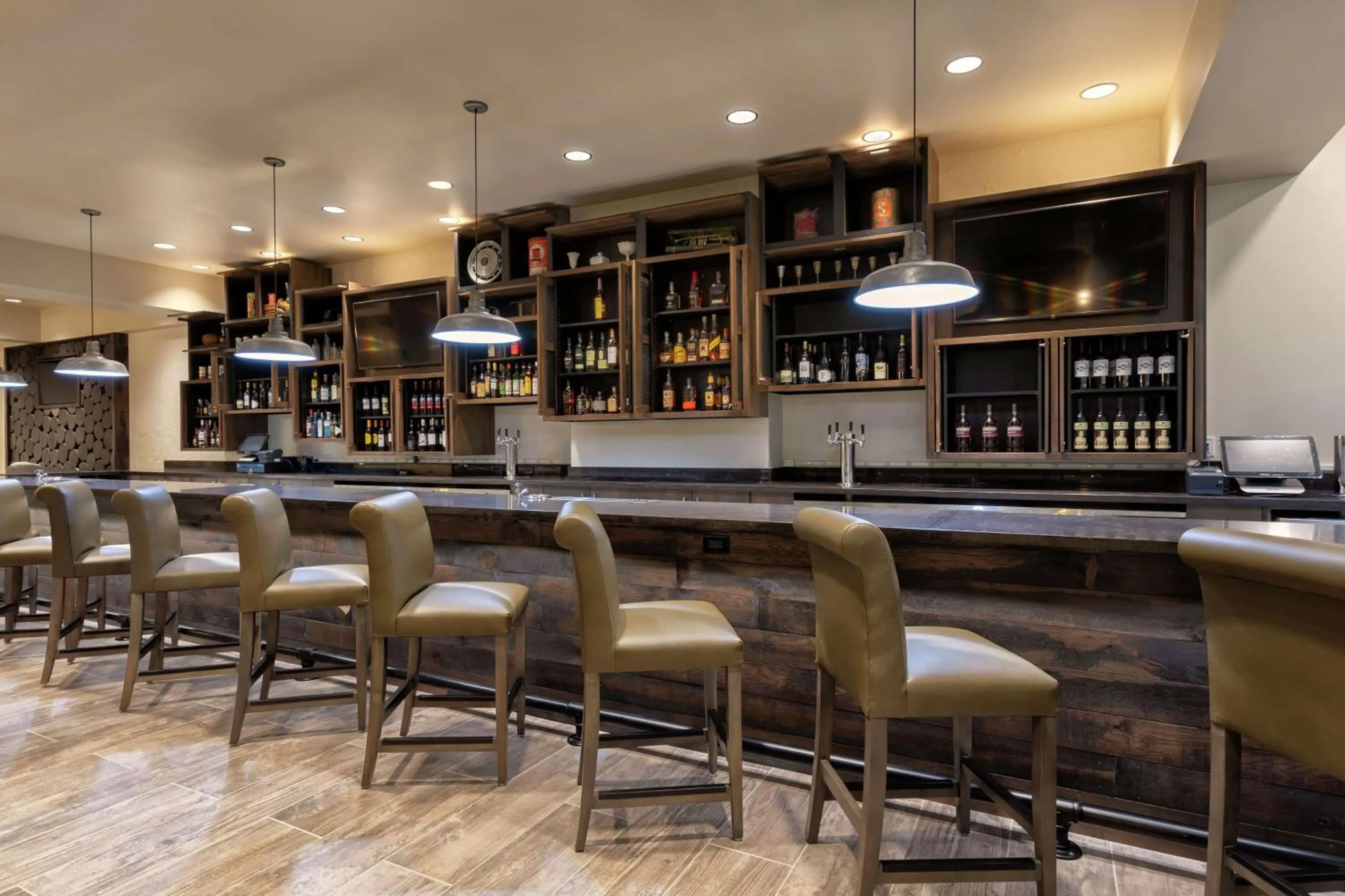 Lounge or bar in Embassy Suites by Hilton Tulsa I-44