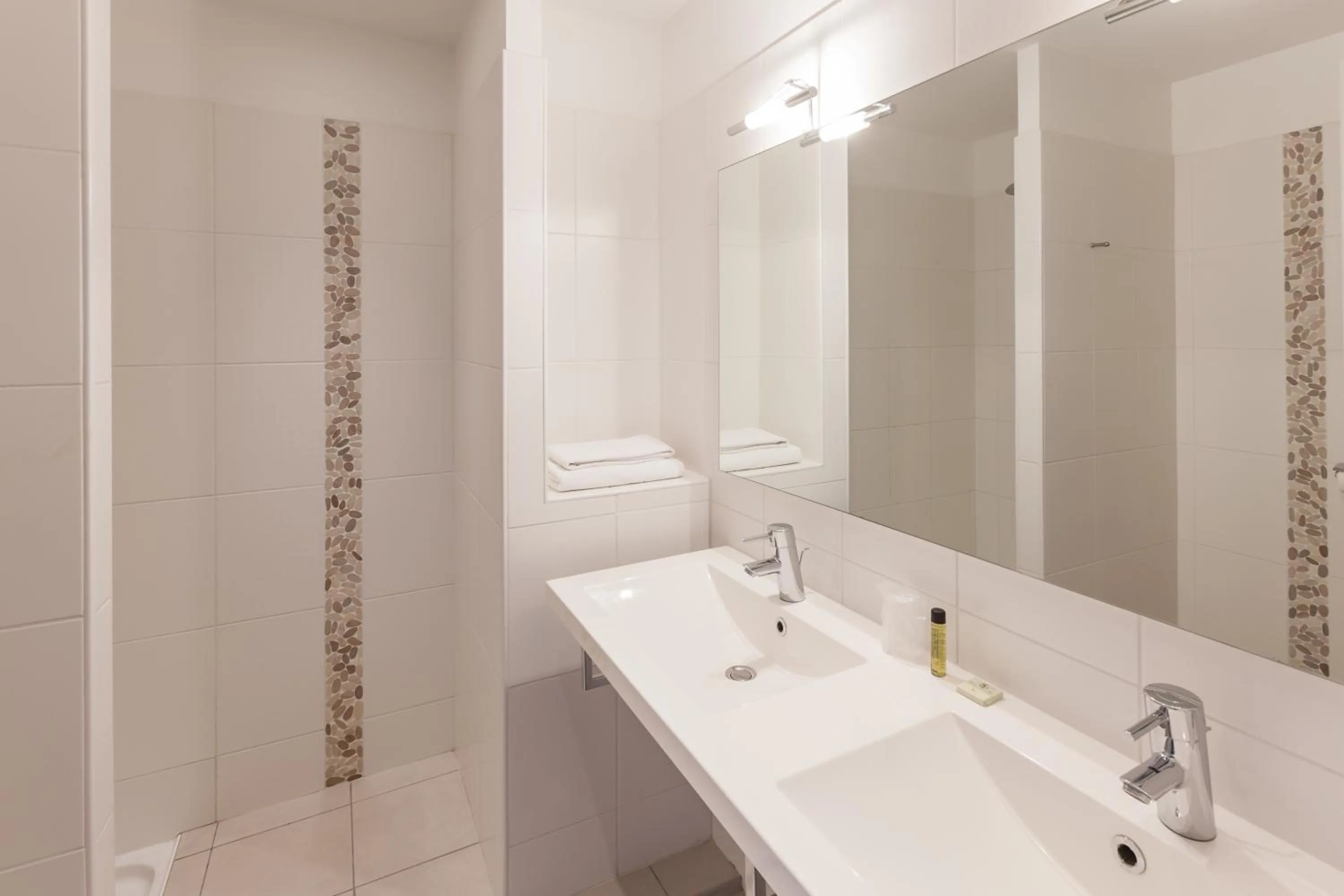 Bathroom in Hotel Alienor