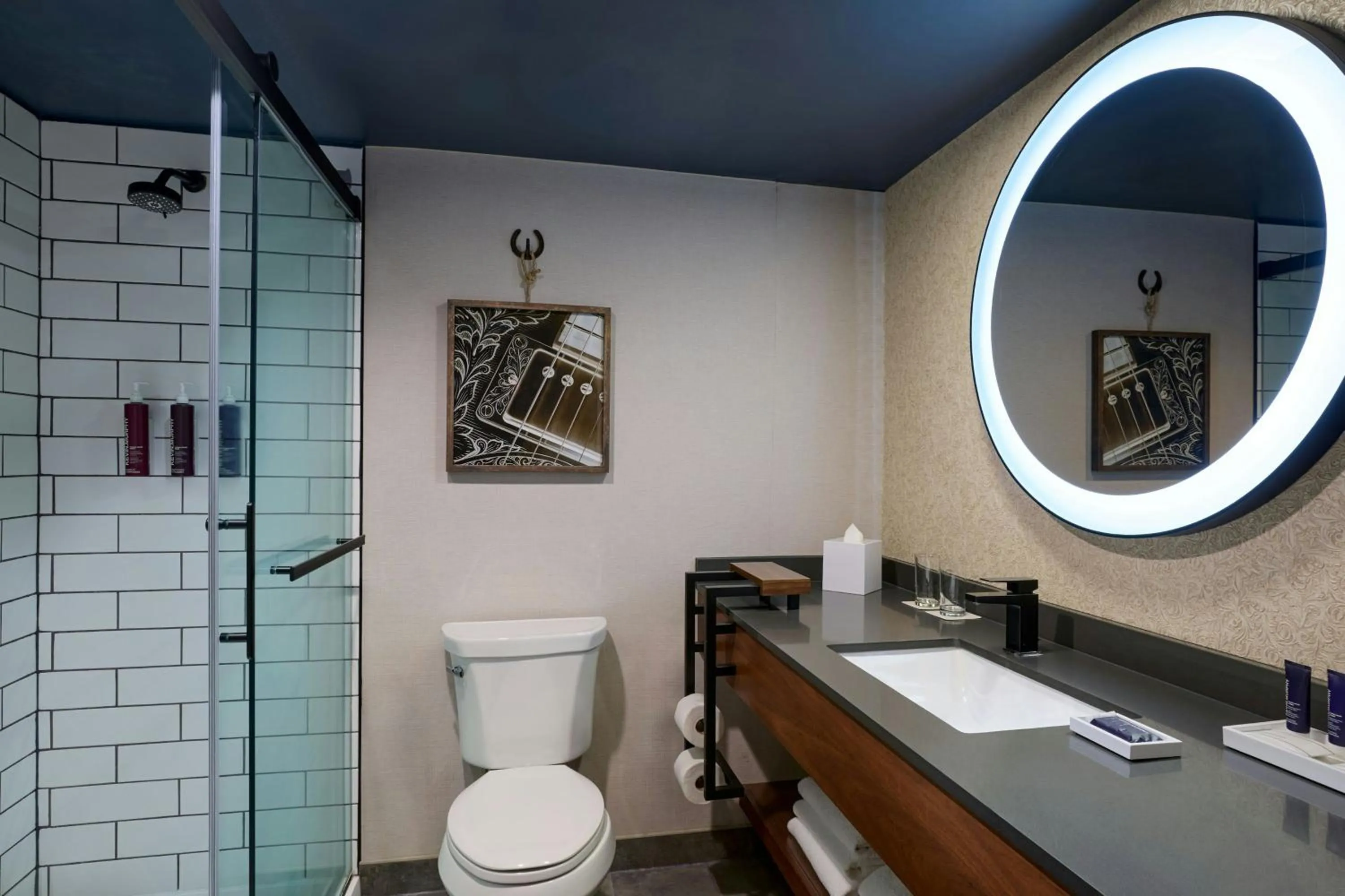 Photo of the whole room in Renaissance Dallas Addison