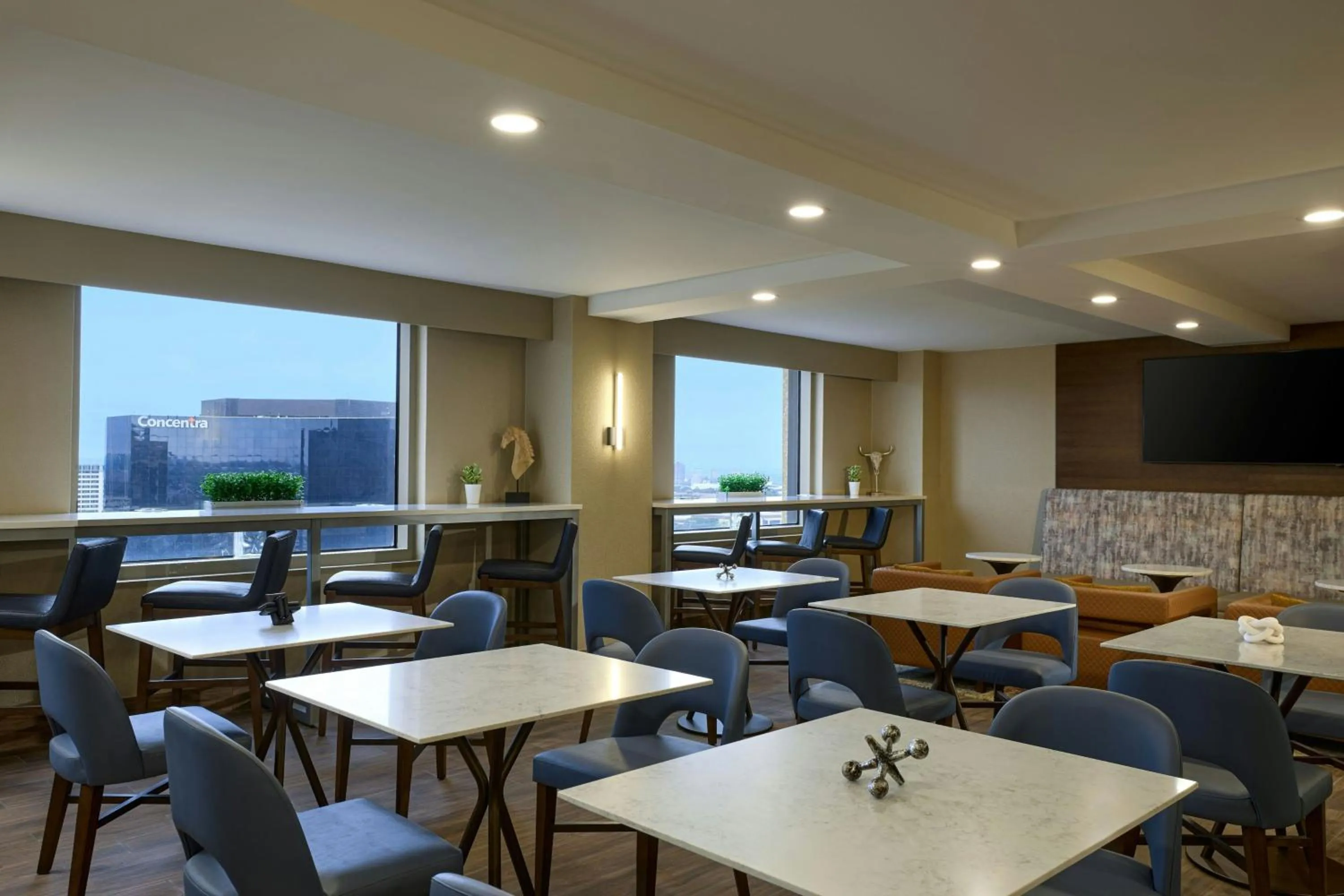 Lounge or bar in Renaissance Dallas Addison