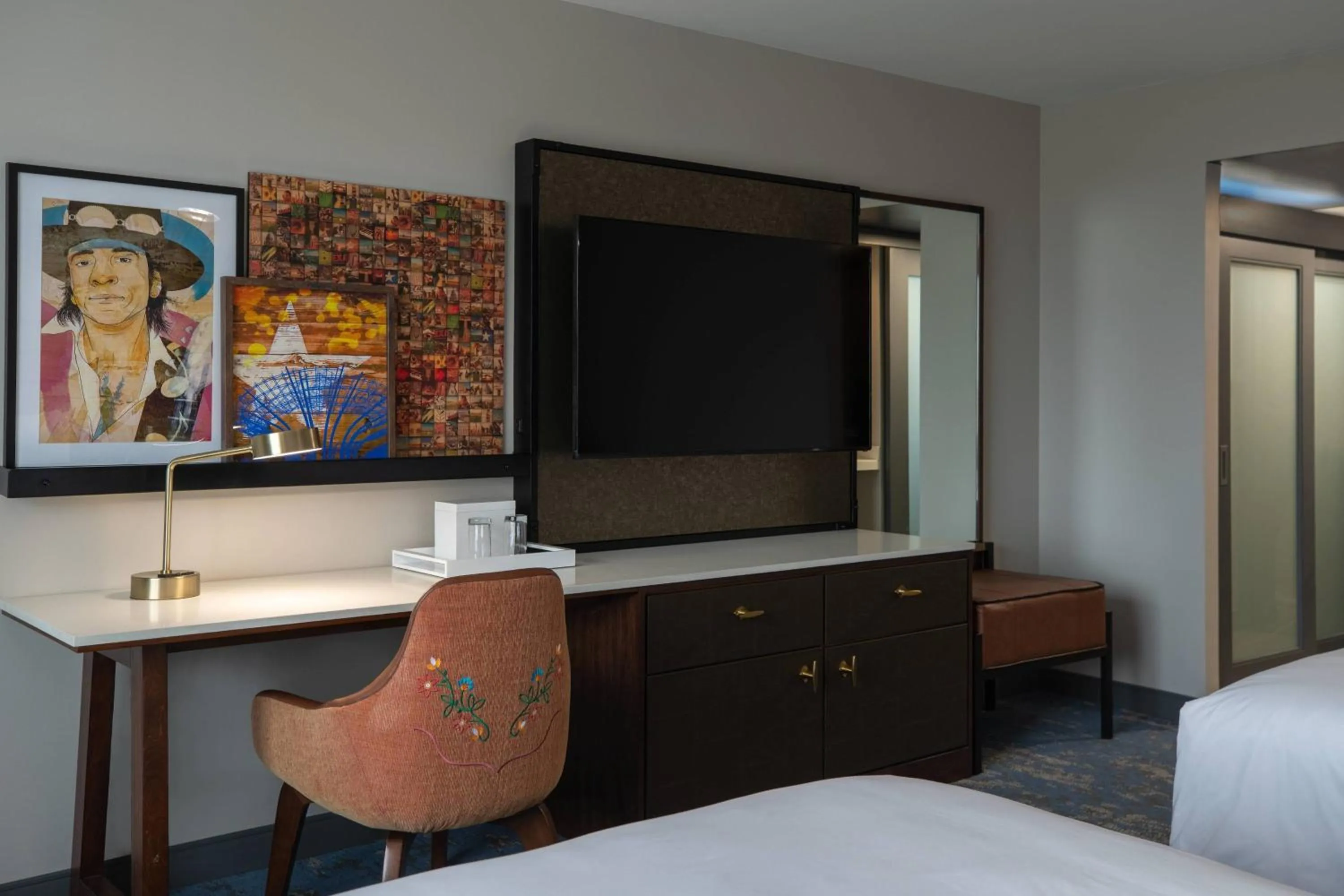 Photo of the whole room, Bed in Renaissance Dallas Addison