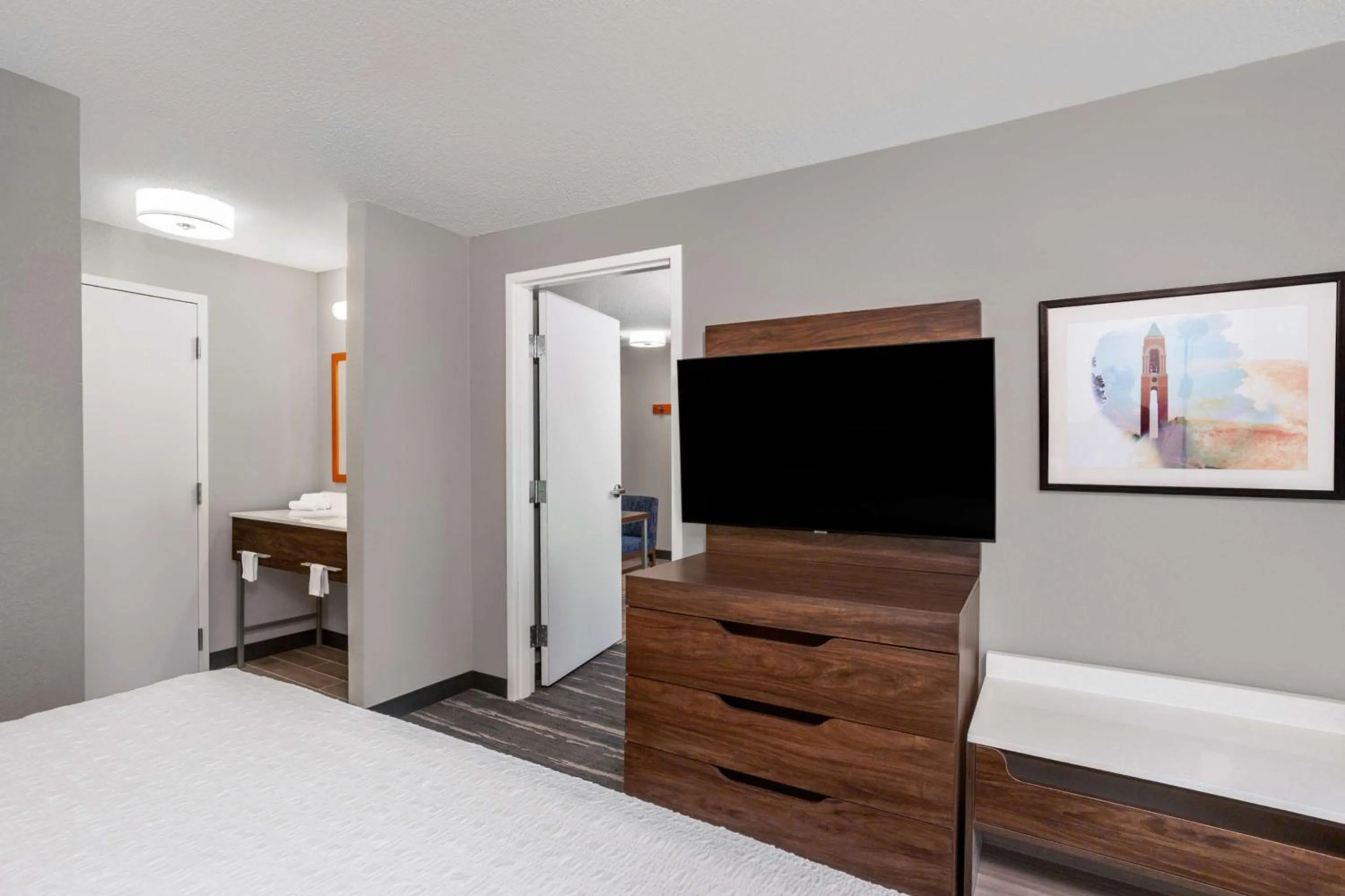 Photo of the whole room, Bed in Hampton Inn & Suites Muncie