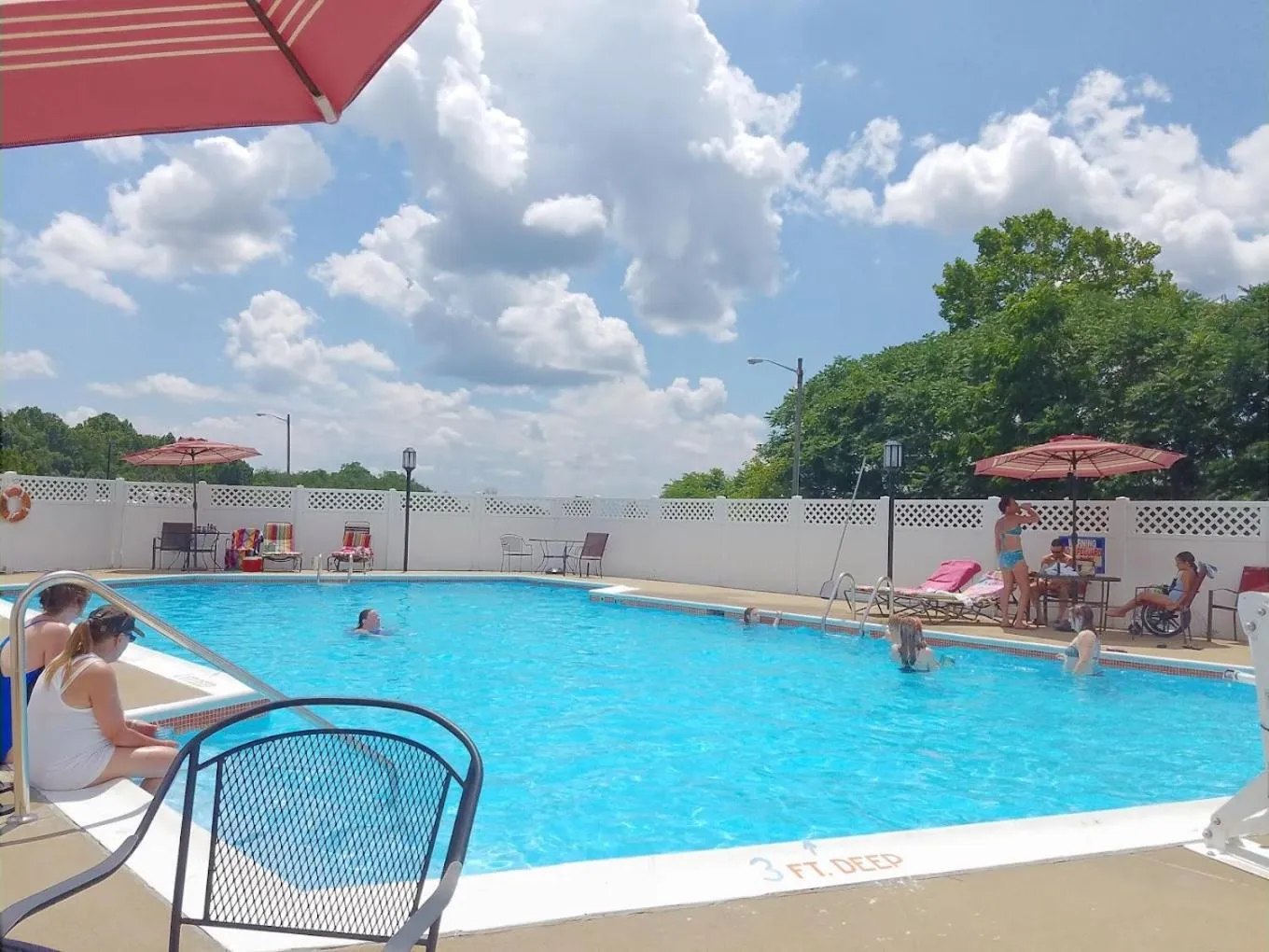 Swimming pool in Howard Johnson by Wyndham Lexington