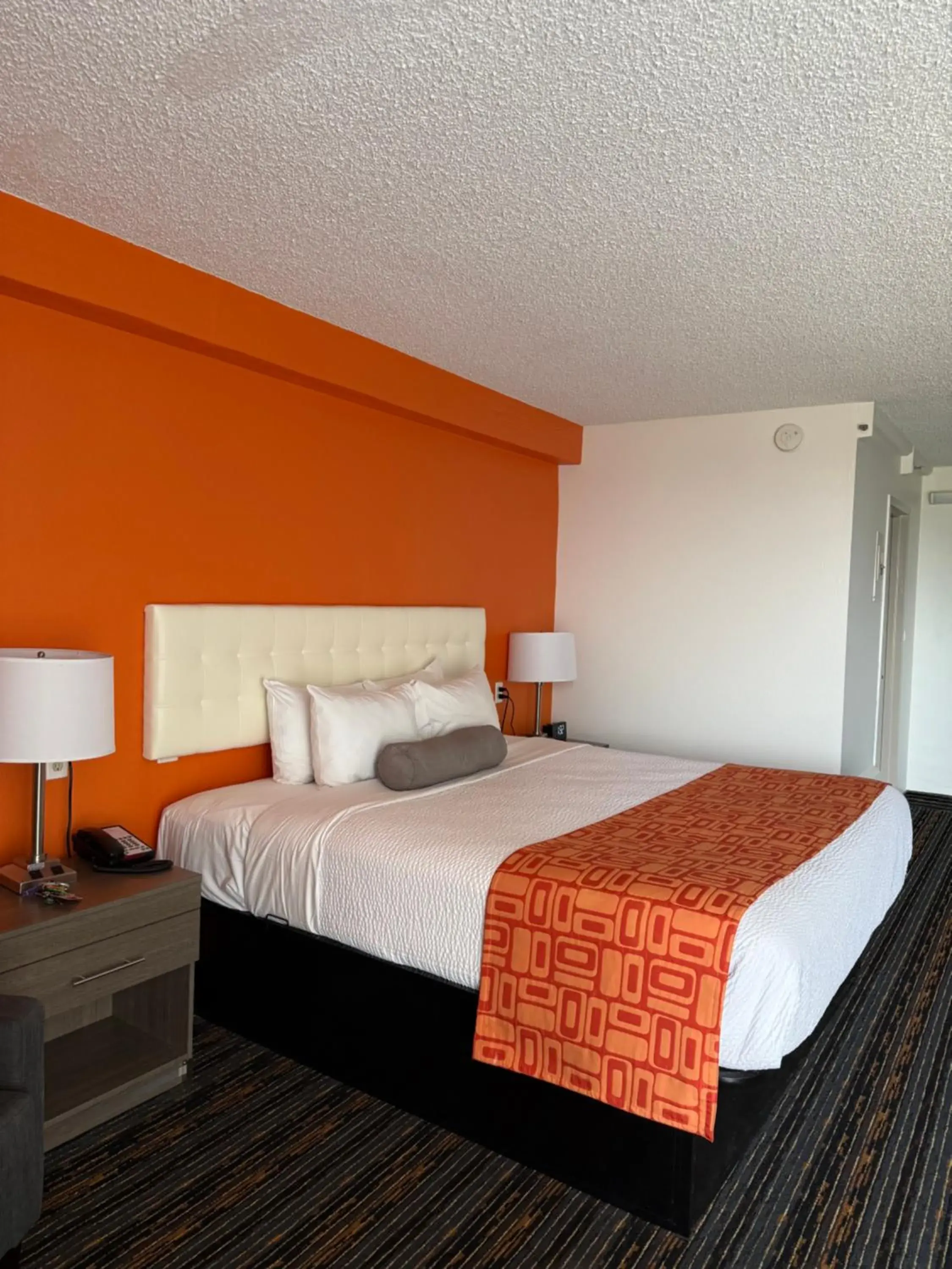 Bed in Howard Johnson by Wyndham Lexington Bed in Howard Johnson by Wyndham Lexington