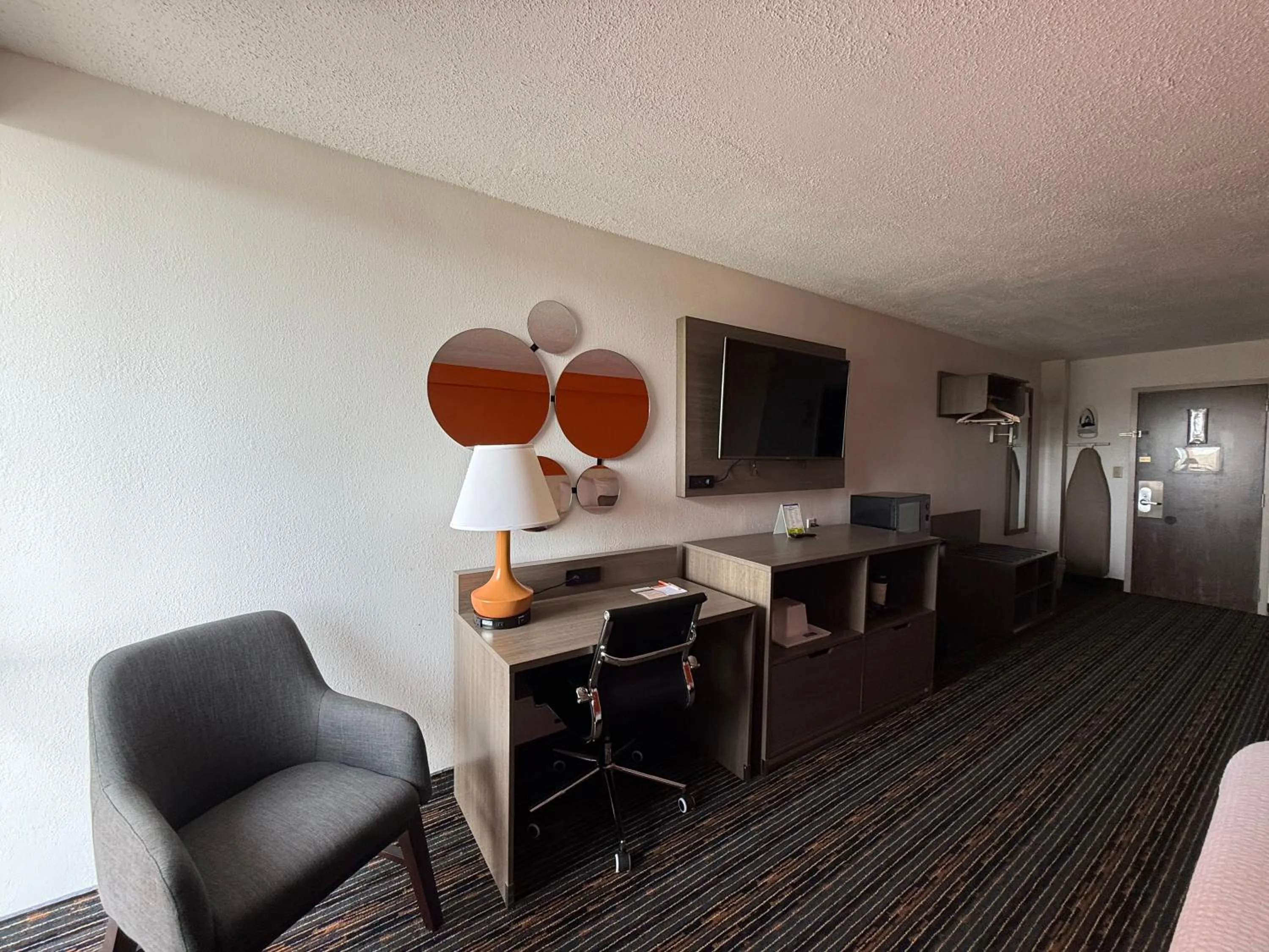 TV and multimedia in Howard Johnson by Wyndham Lexington