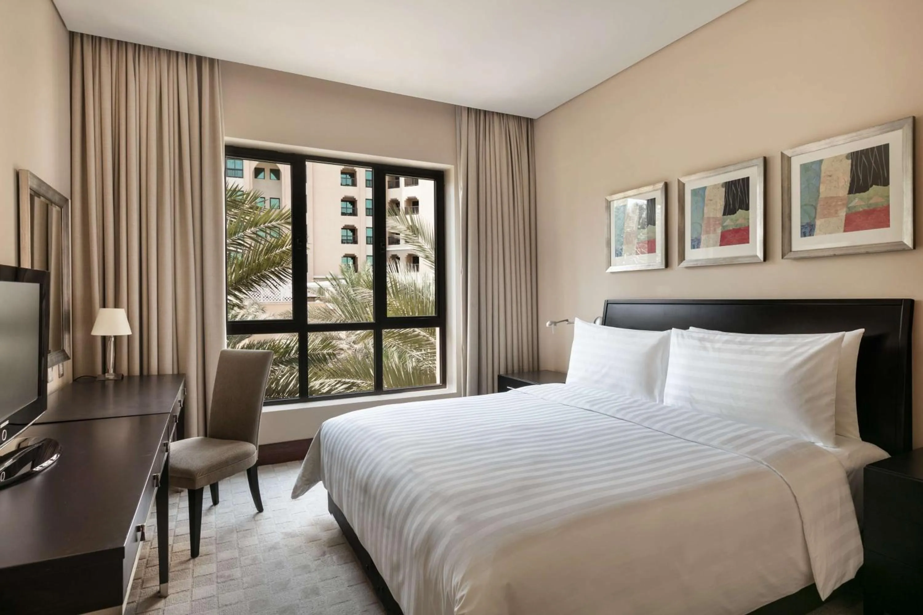 Photo of the whole room, Bed in Shangri-La Qaryat Al Beri, Abu Dhabi