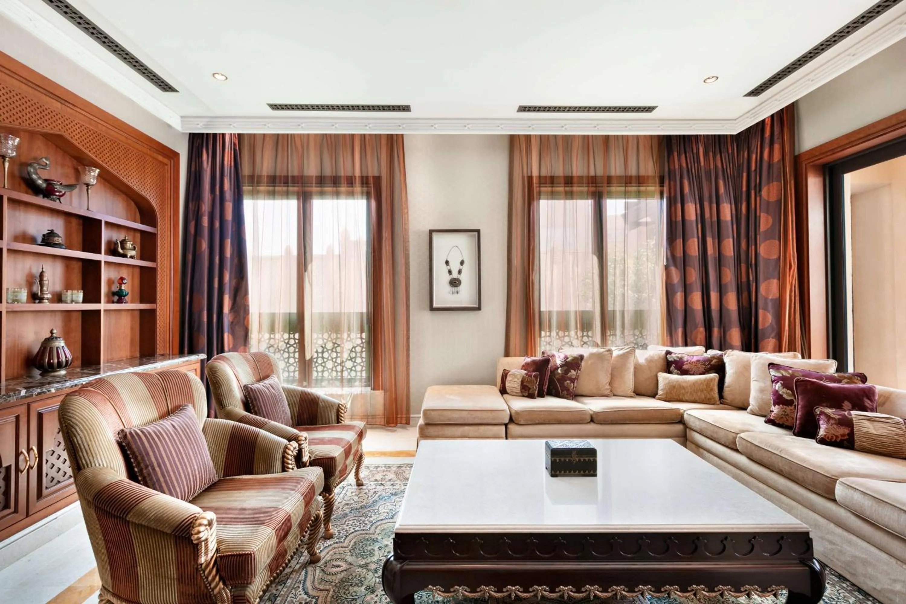 Living room, Bed in Shangri-La Qaryat Al Beri, Abu Dhabi