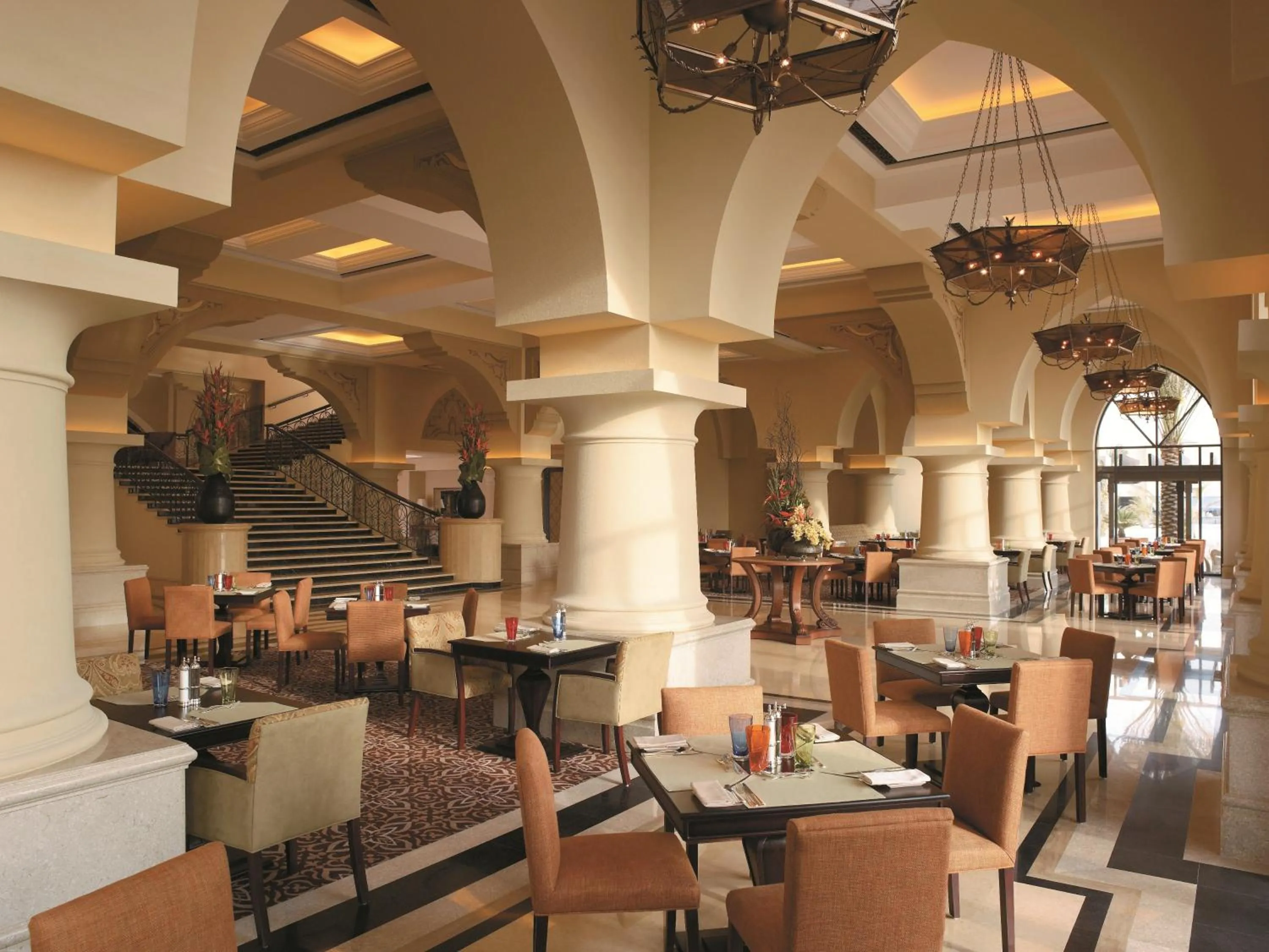 Restaurant/places to eat in Shangri-La Qaryat Al Beri, Abu Dhabi