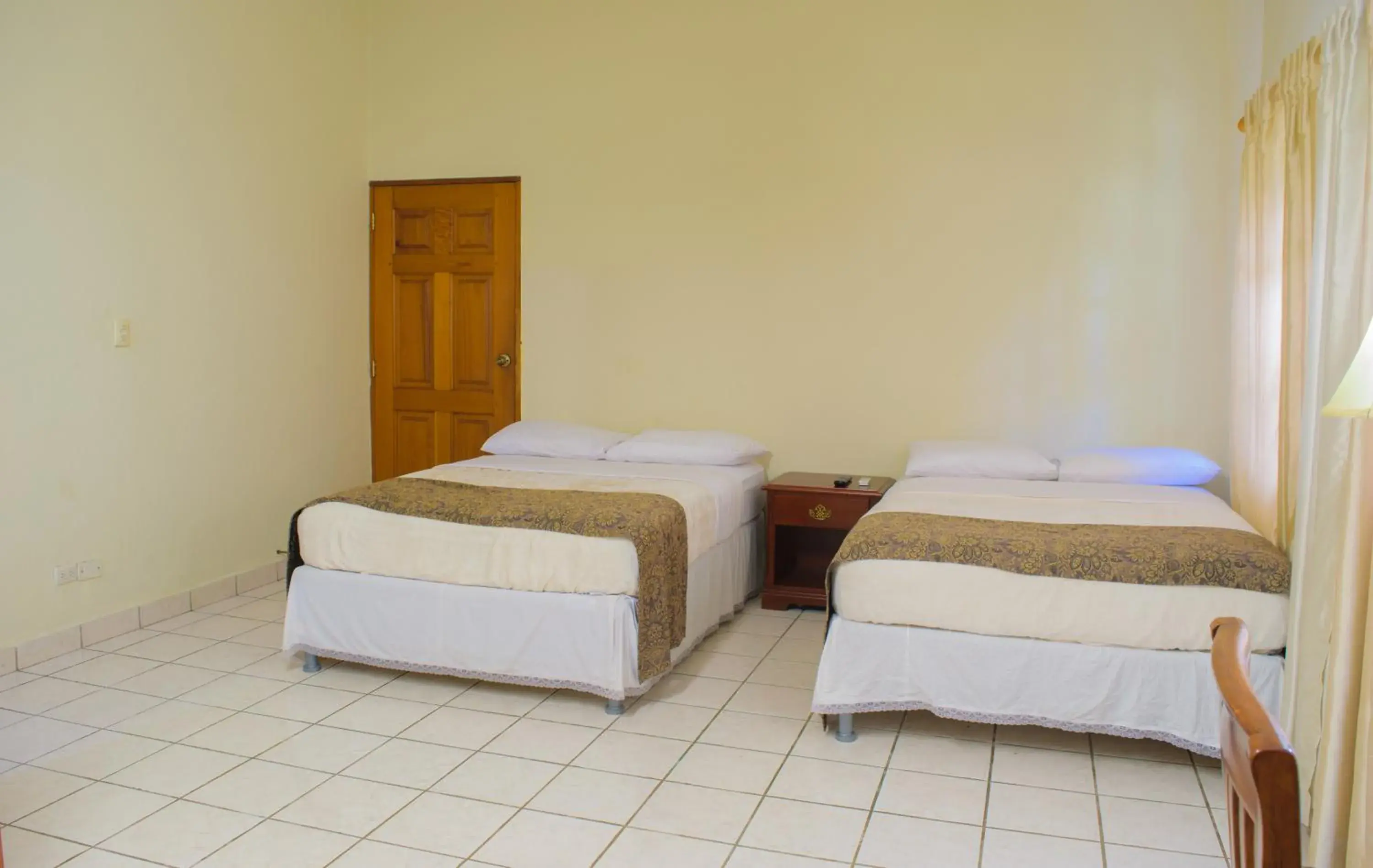 Twin Room with Private Bathroom in Hotel Fontana Twin Room with Private Bathroom in Hotel Fontana