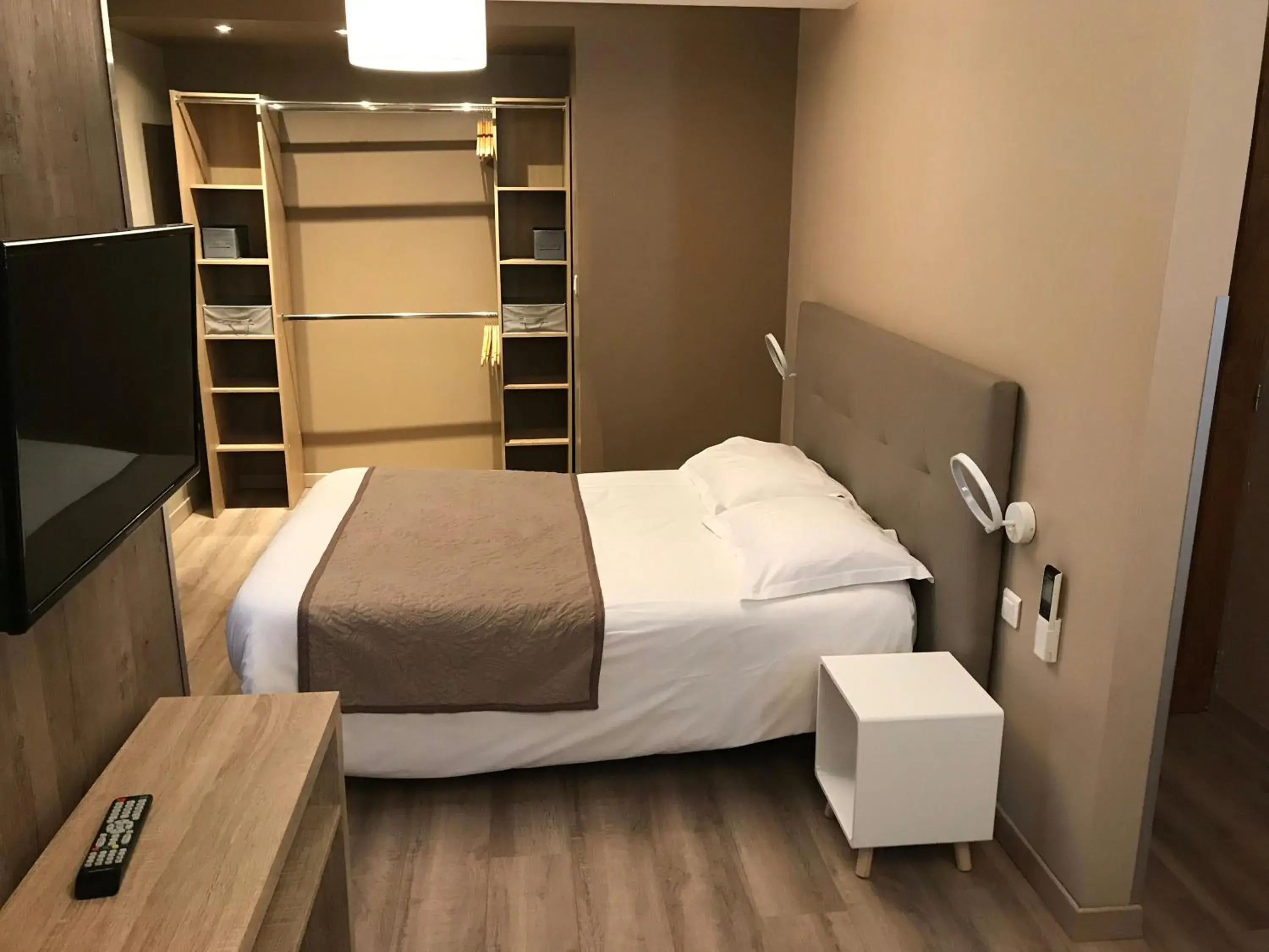 Classic Triple Room - single occupancy in Auberge le Montana Classic Triple Room - single occupancy in Auberge le Montana