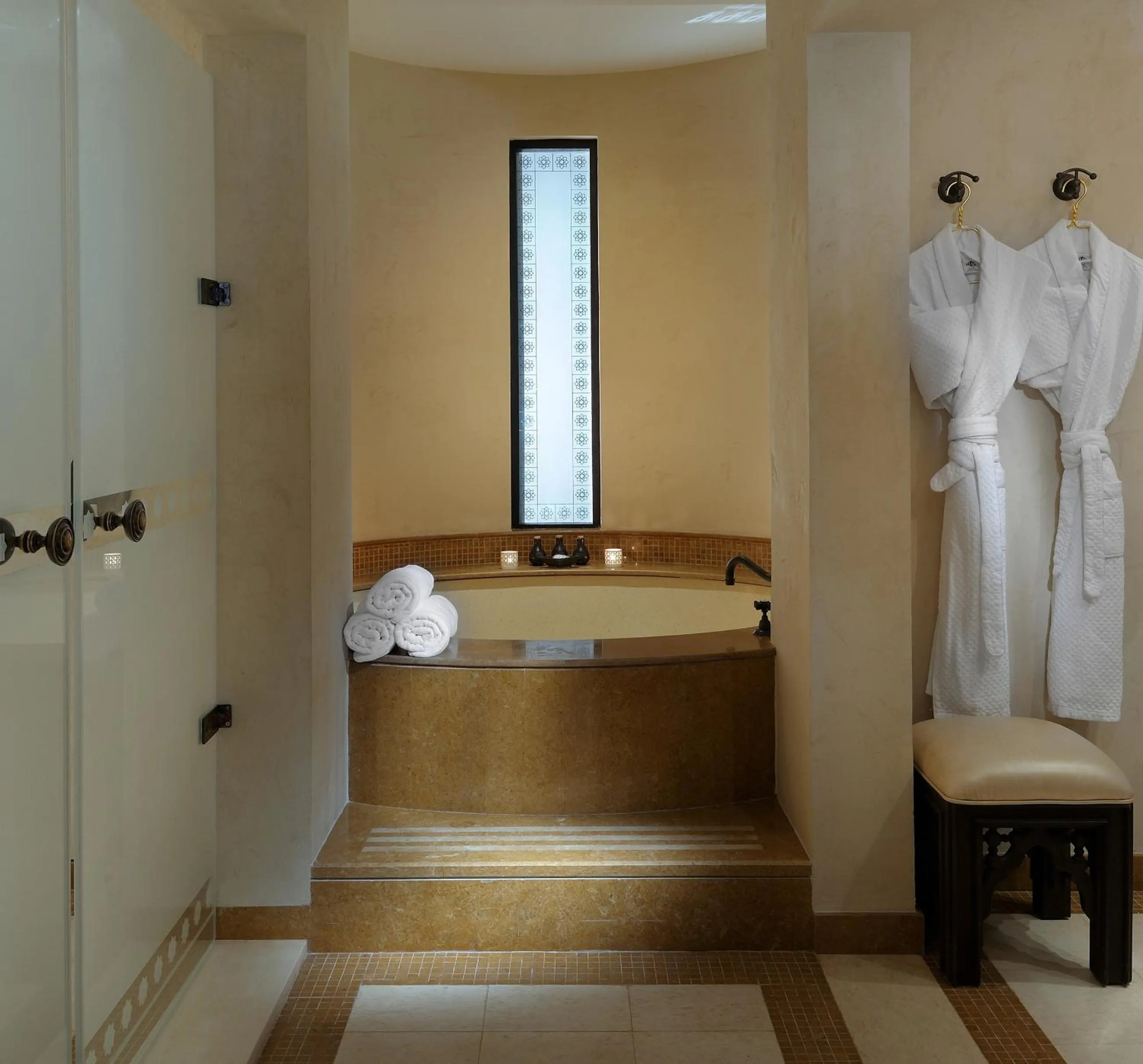 Shower in Anantara Qasr al Sarab Desert Resort