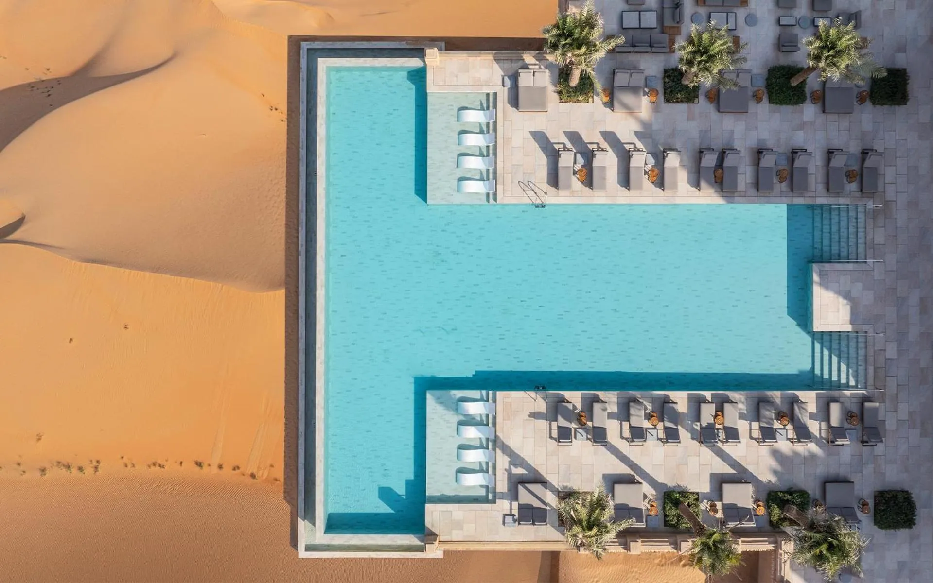 Swimming pool in Anantara Qasr al Sarab Desert Resort
