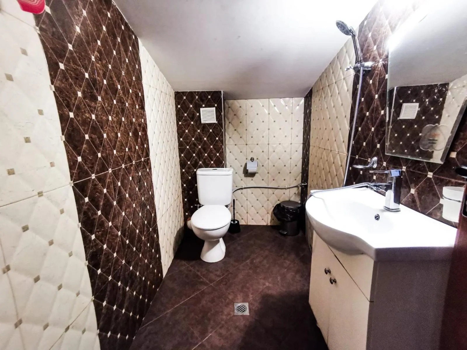 Bathroom in Hotel Alikante