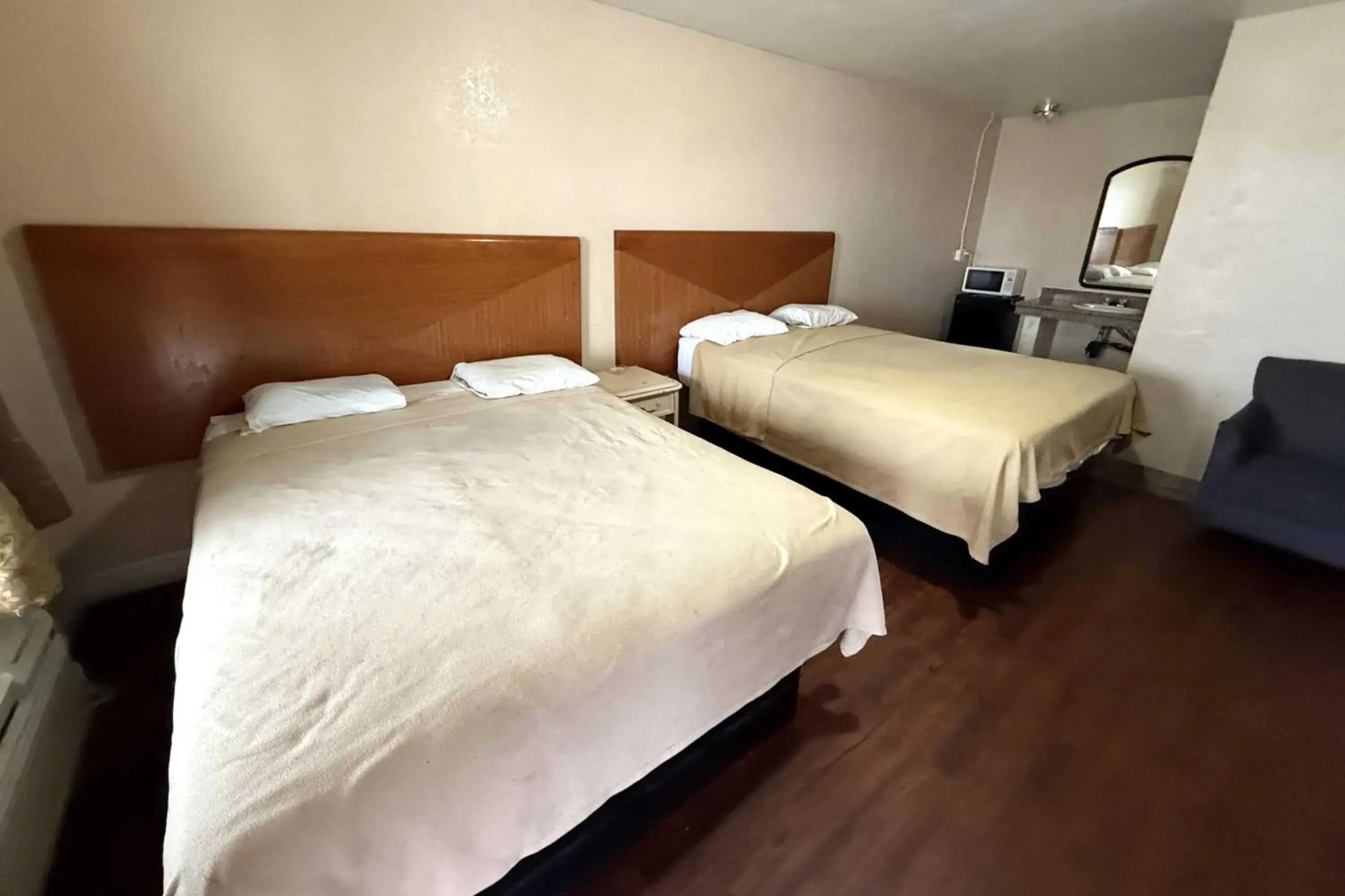 2 Queen Bed Smoking in Gables Motel Near Fresno Yosemite 2 Queen Bed Smoking in Gables Motel Near Fresno Yosemite