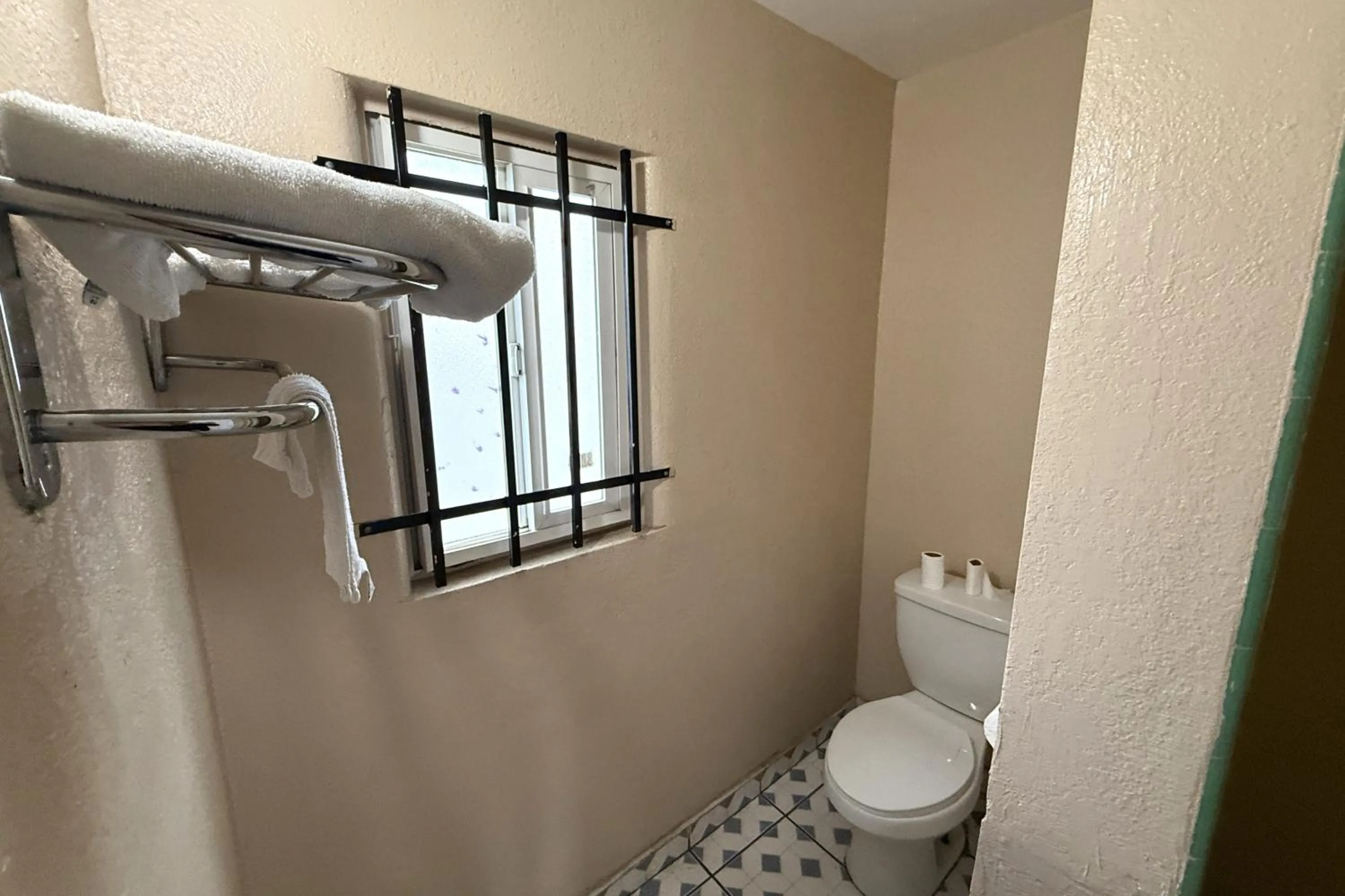 Bathroom in Gables Motel Near Fresno Yosemite