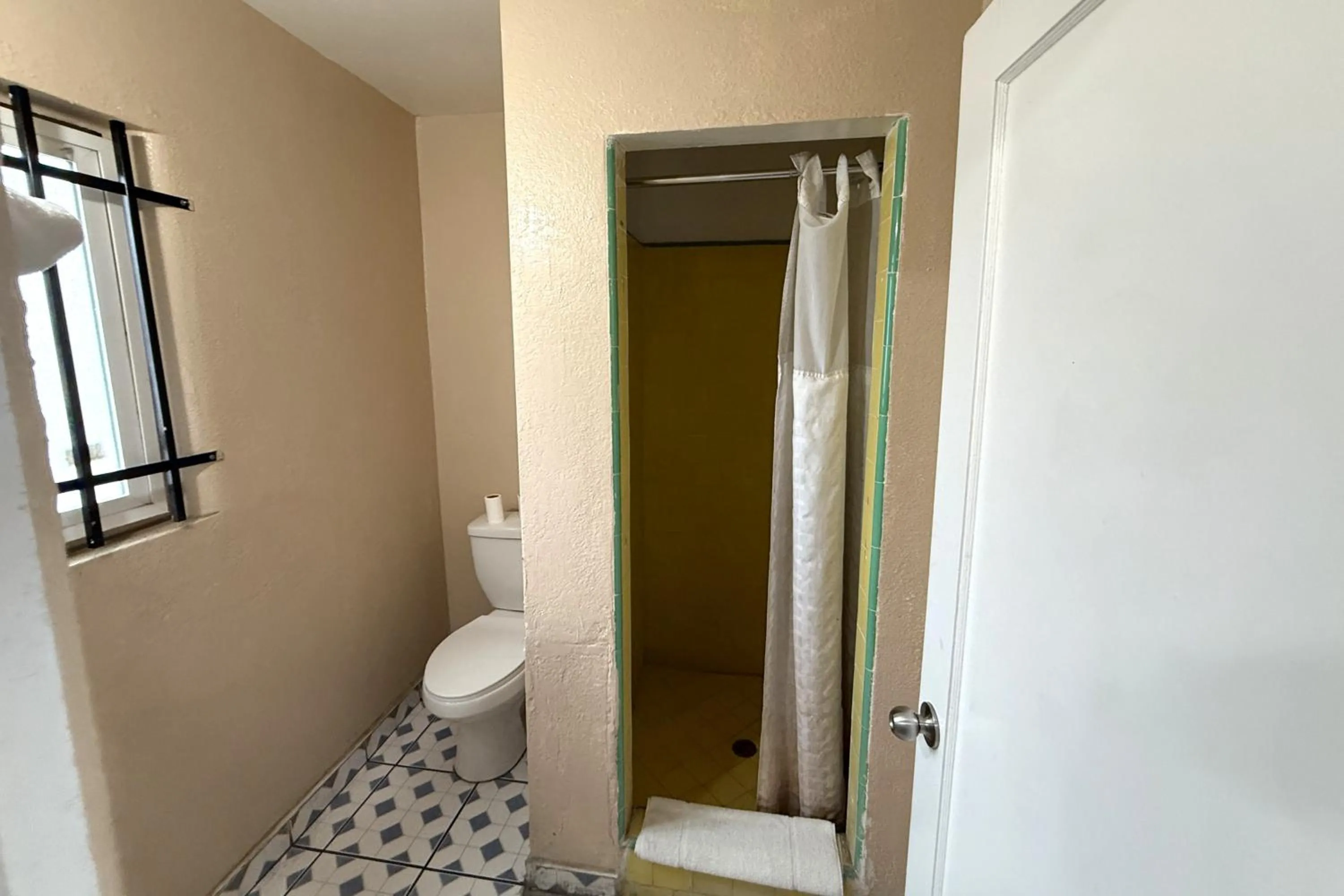 Bathroom in Gables Motel Near Fresno Yosemite