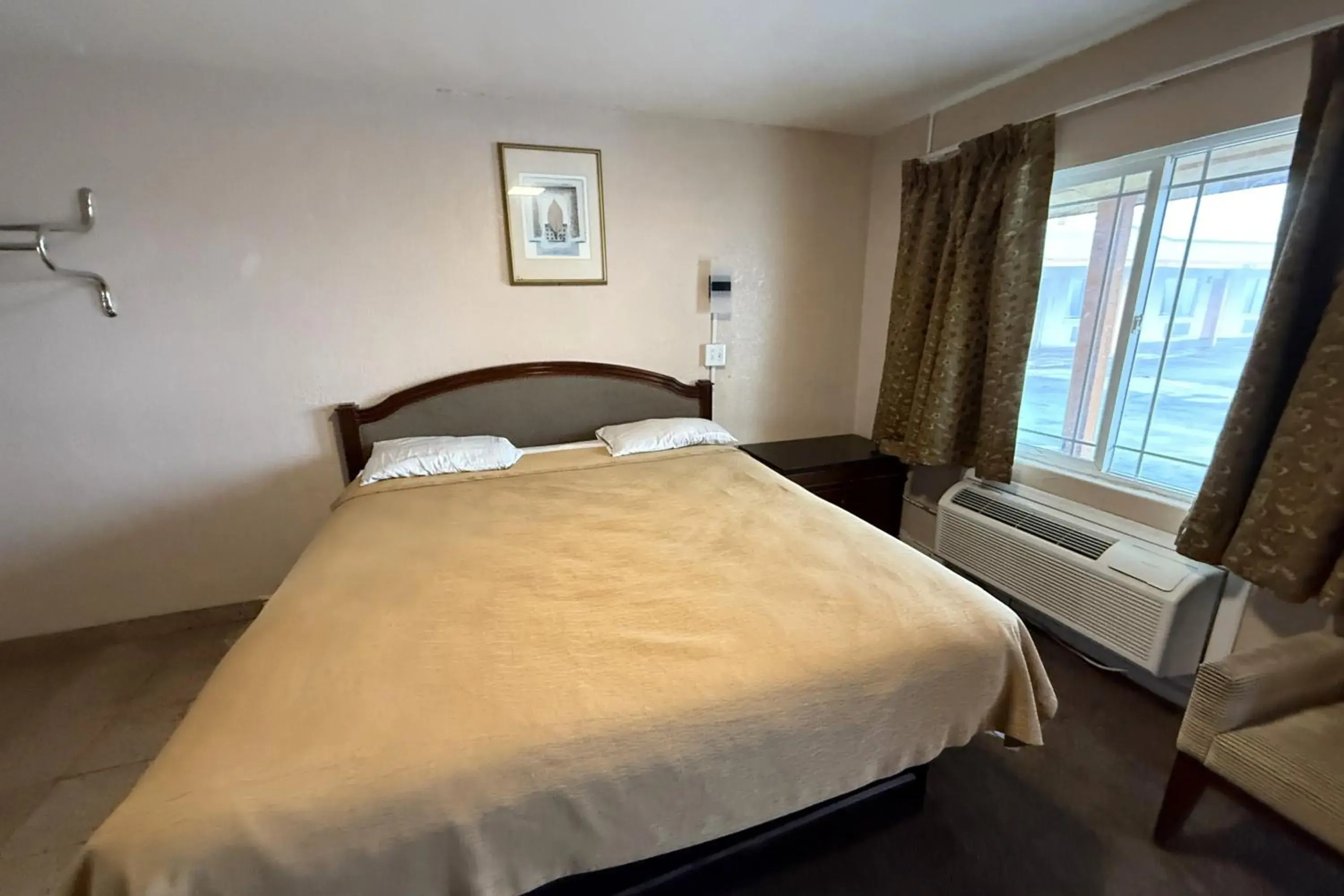 Full Bed Accessible Non-Smoking in Gables Motel Near Fresno Yosemite Full Bed Accessible Non-Smoking in Gables Motel Near Fresno Yosemite