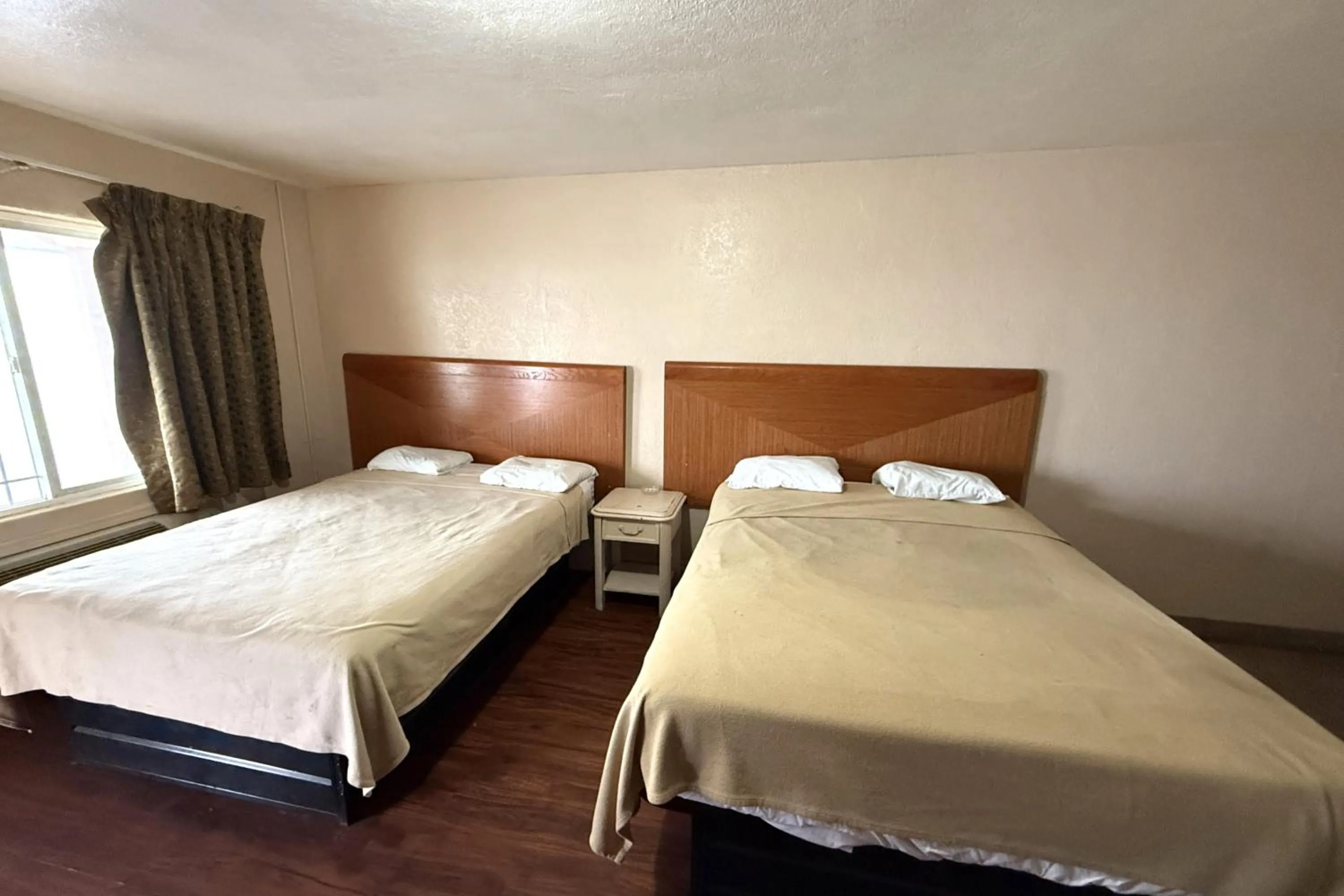 Bedroom, Bed in Gables Motel Near Fresno Yosemite