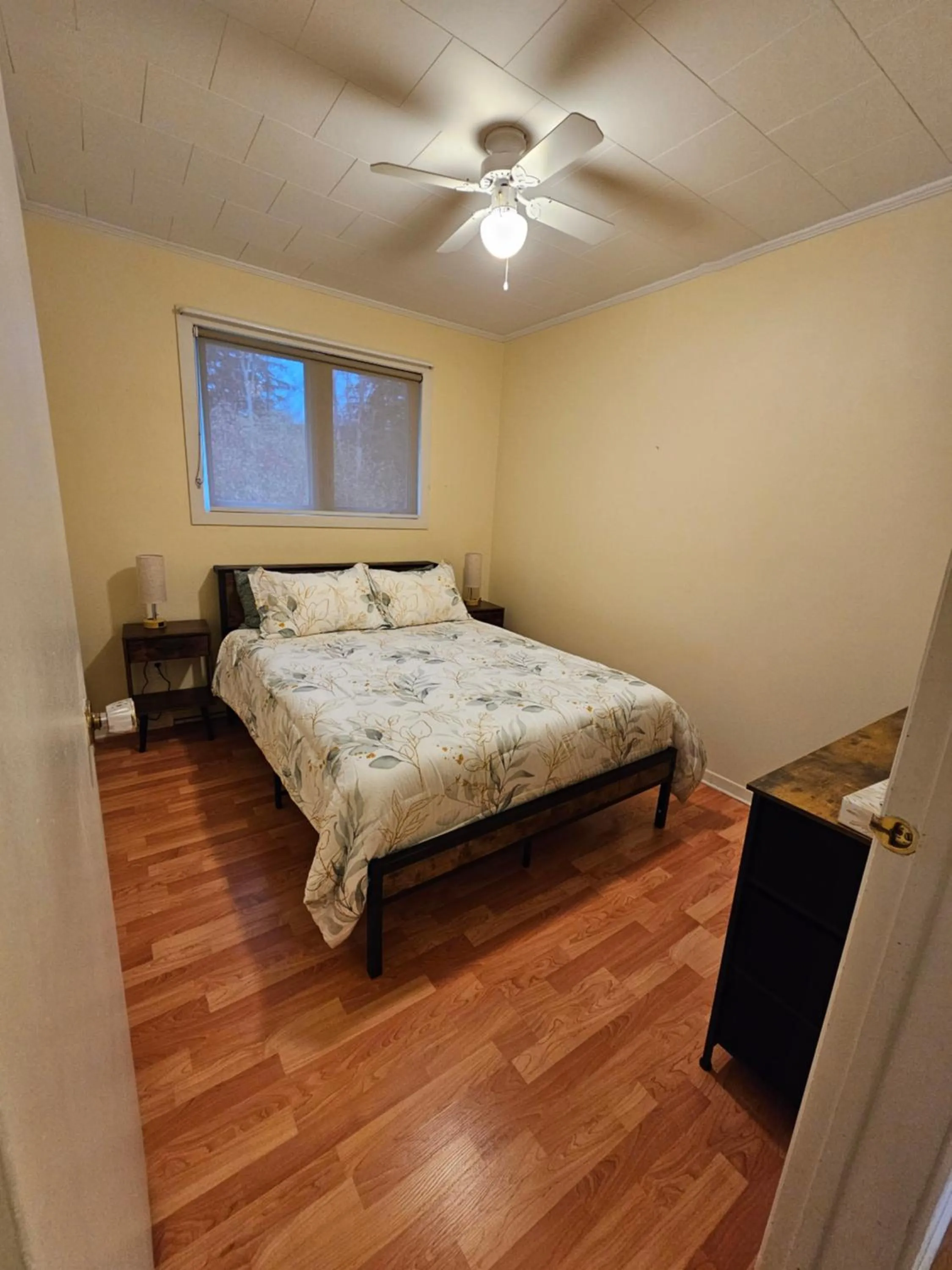 Bed in Fair Isle Motel & The Nest