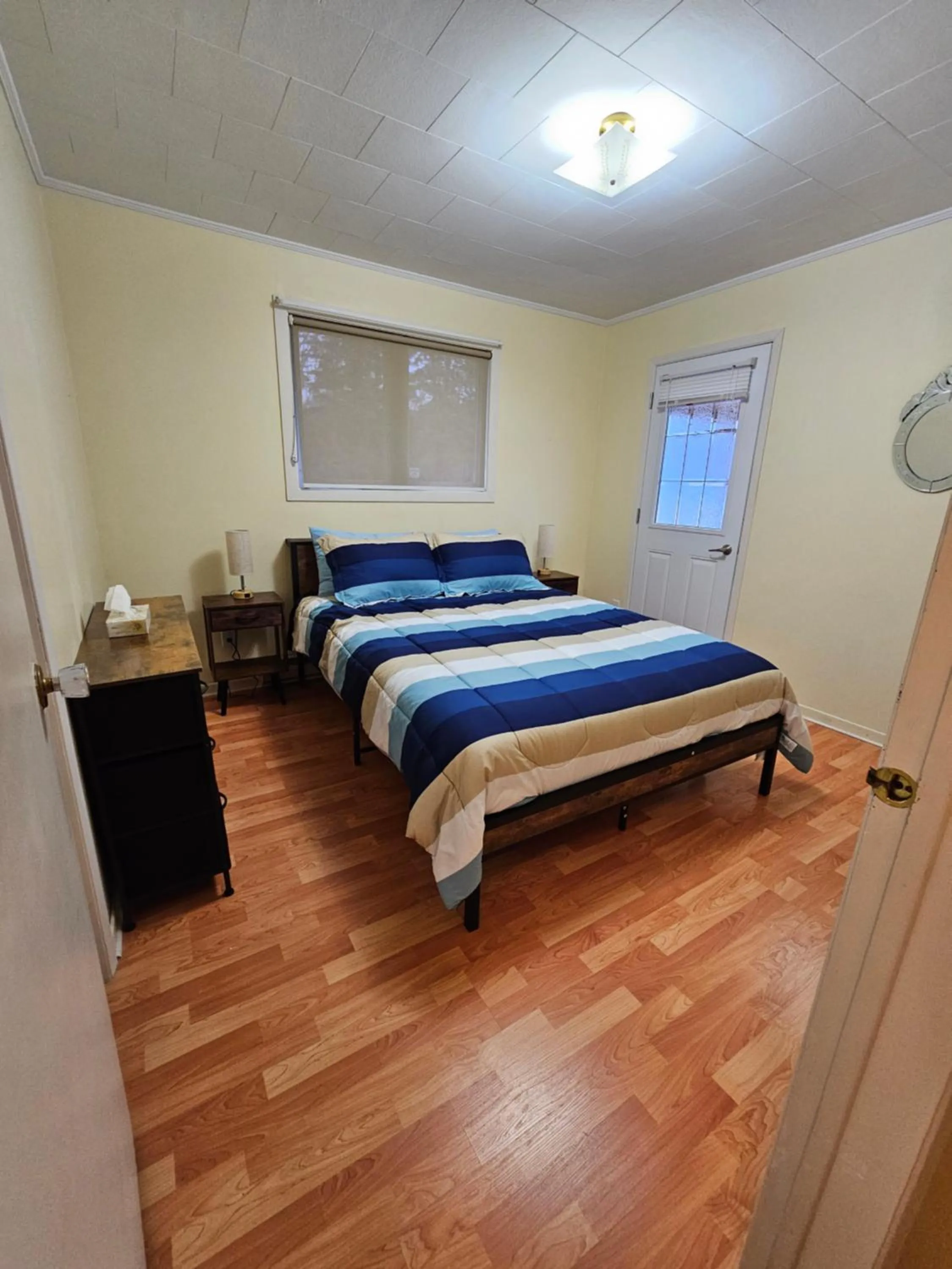 Bed in Fair Isle Motel & The Nest