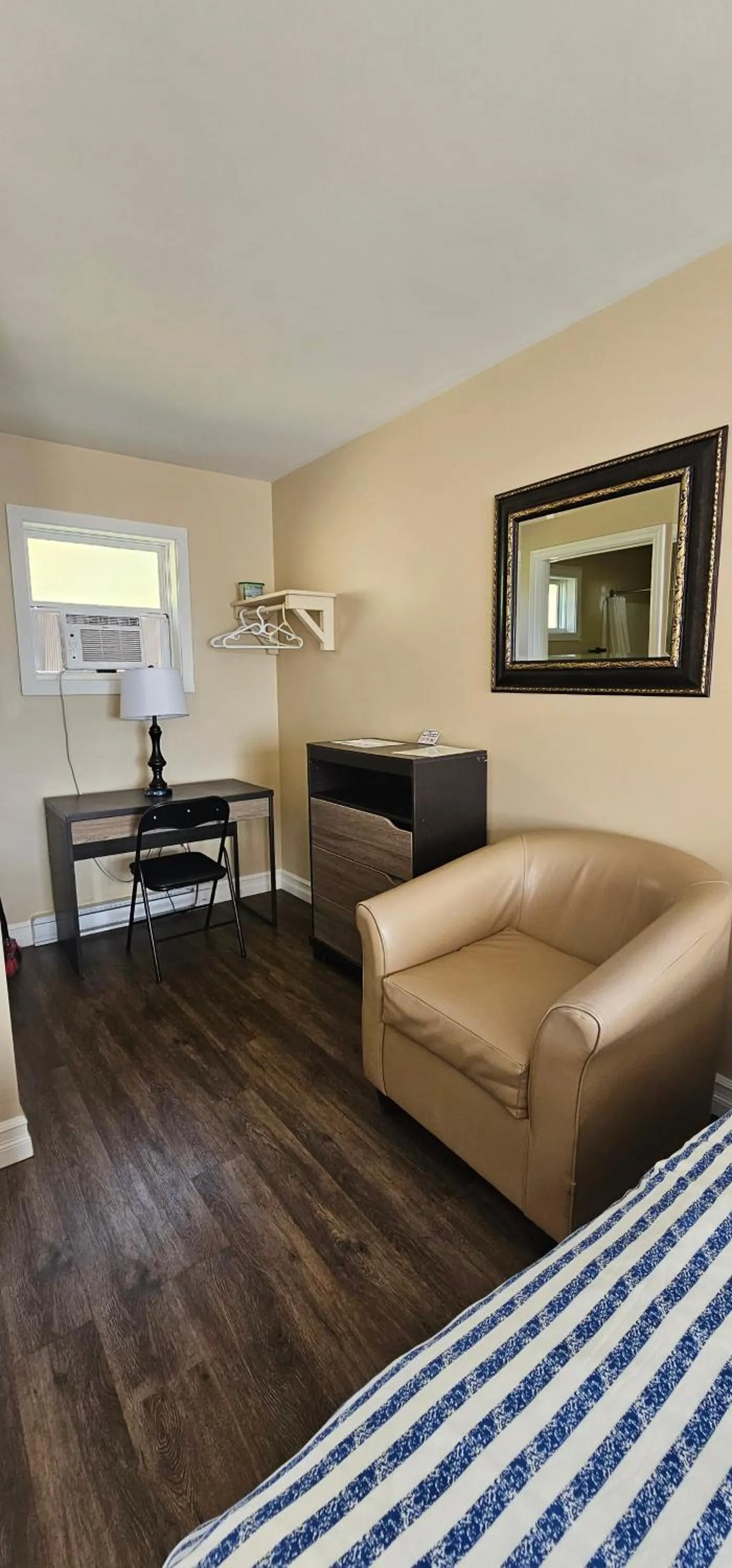 Seating area, Bed in Fair Isle Motel & The Nest