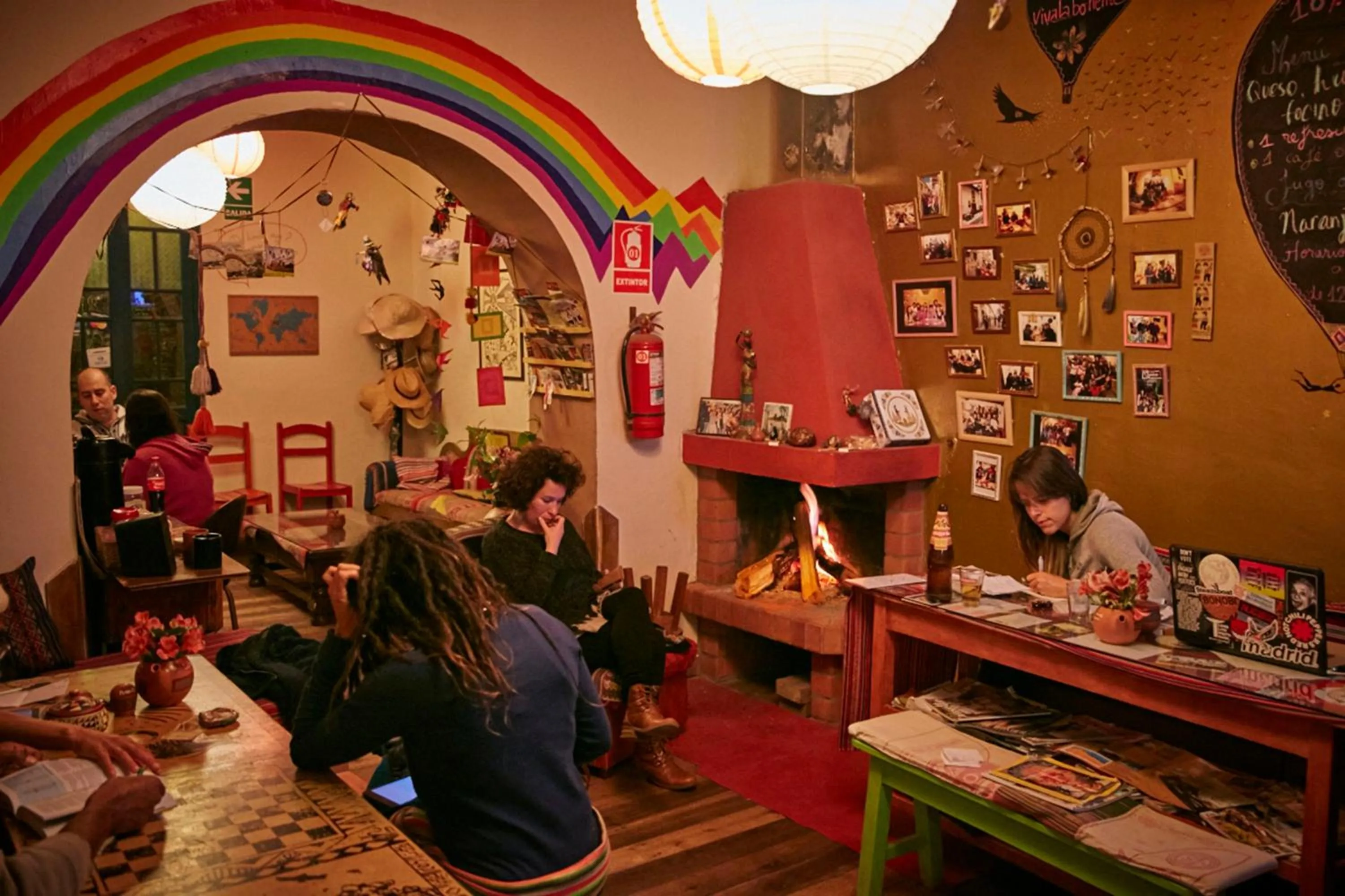 Communal lounge/ TV room in Backpacker La Bo'M