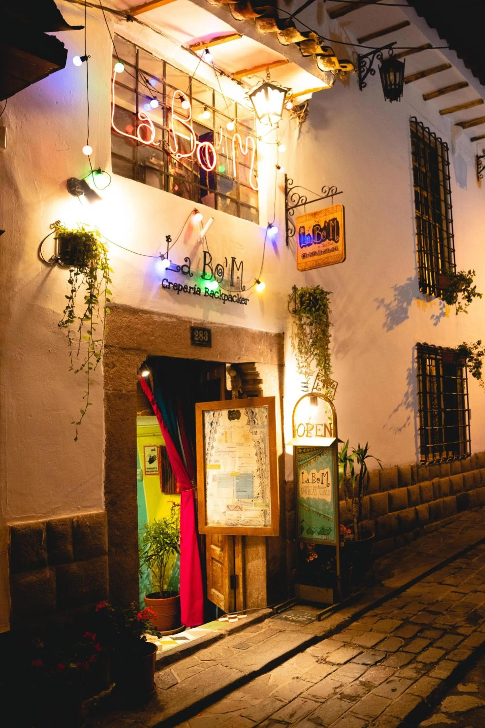 Facade/entrance in Backpacker La Bo'M