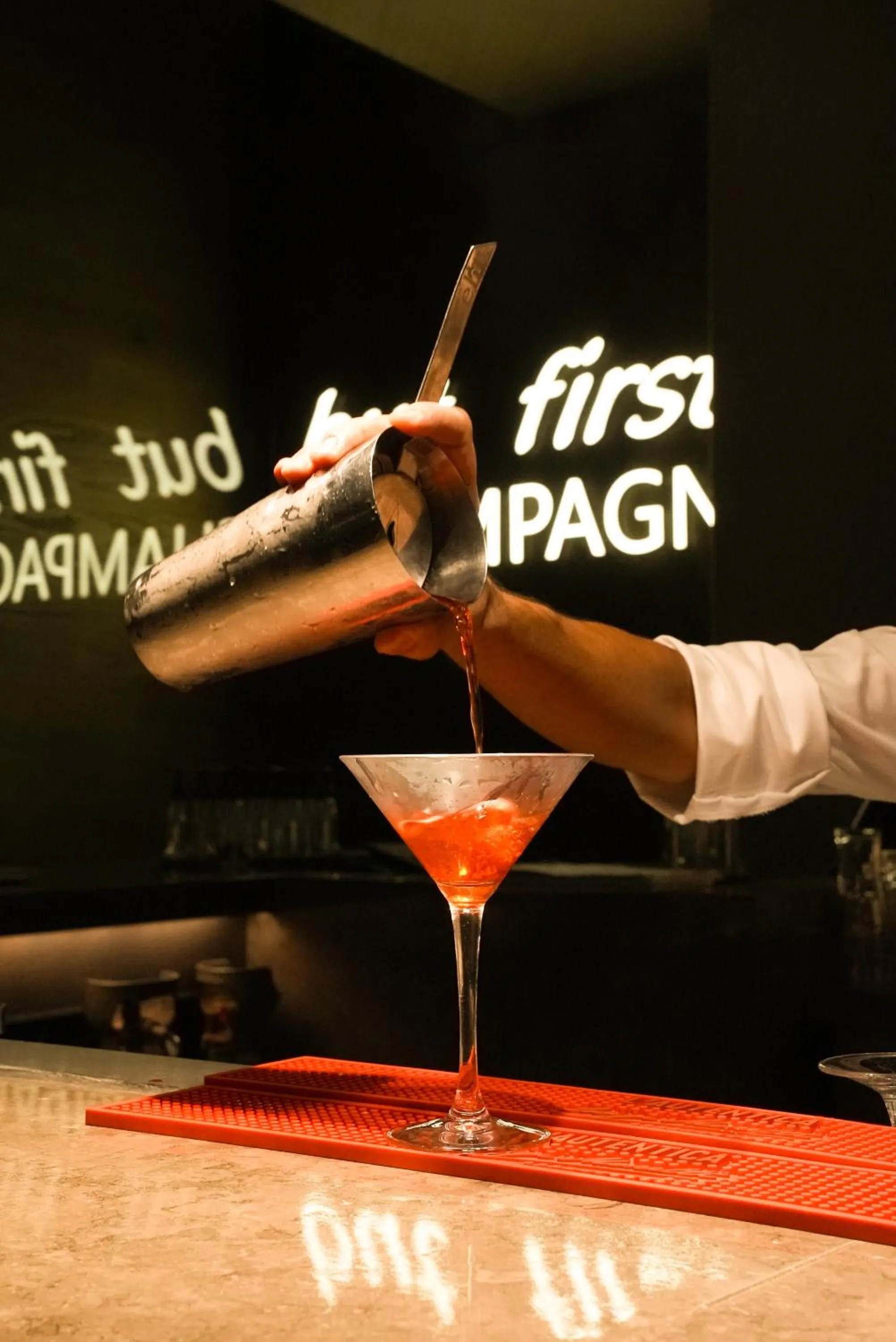 Restaurant/places to eat in Media One Hotel