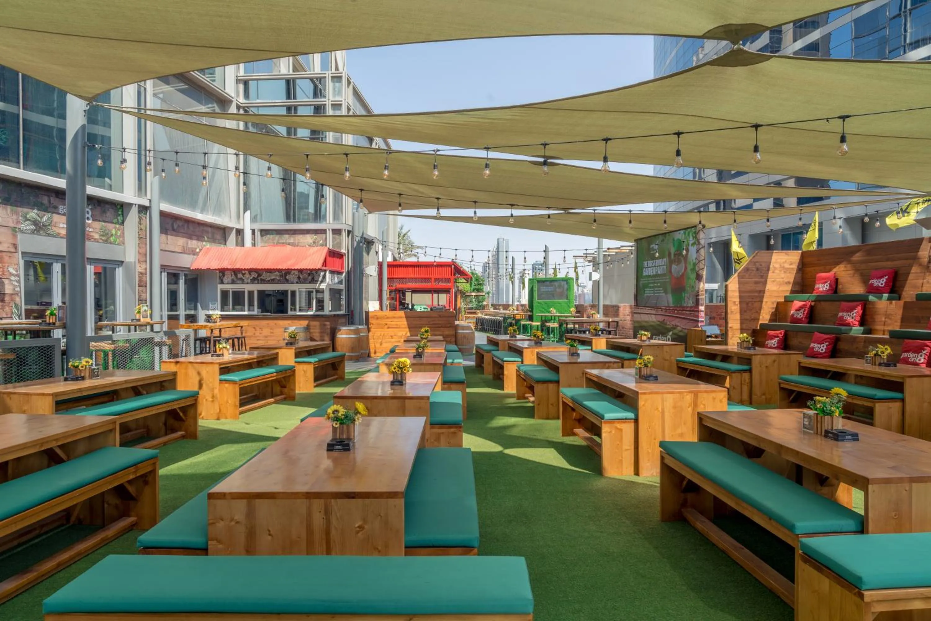 Restaurant/places to eat in Media One Hotel