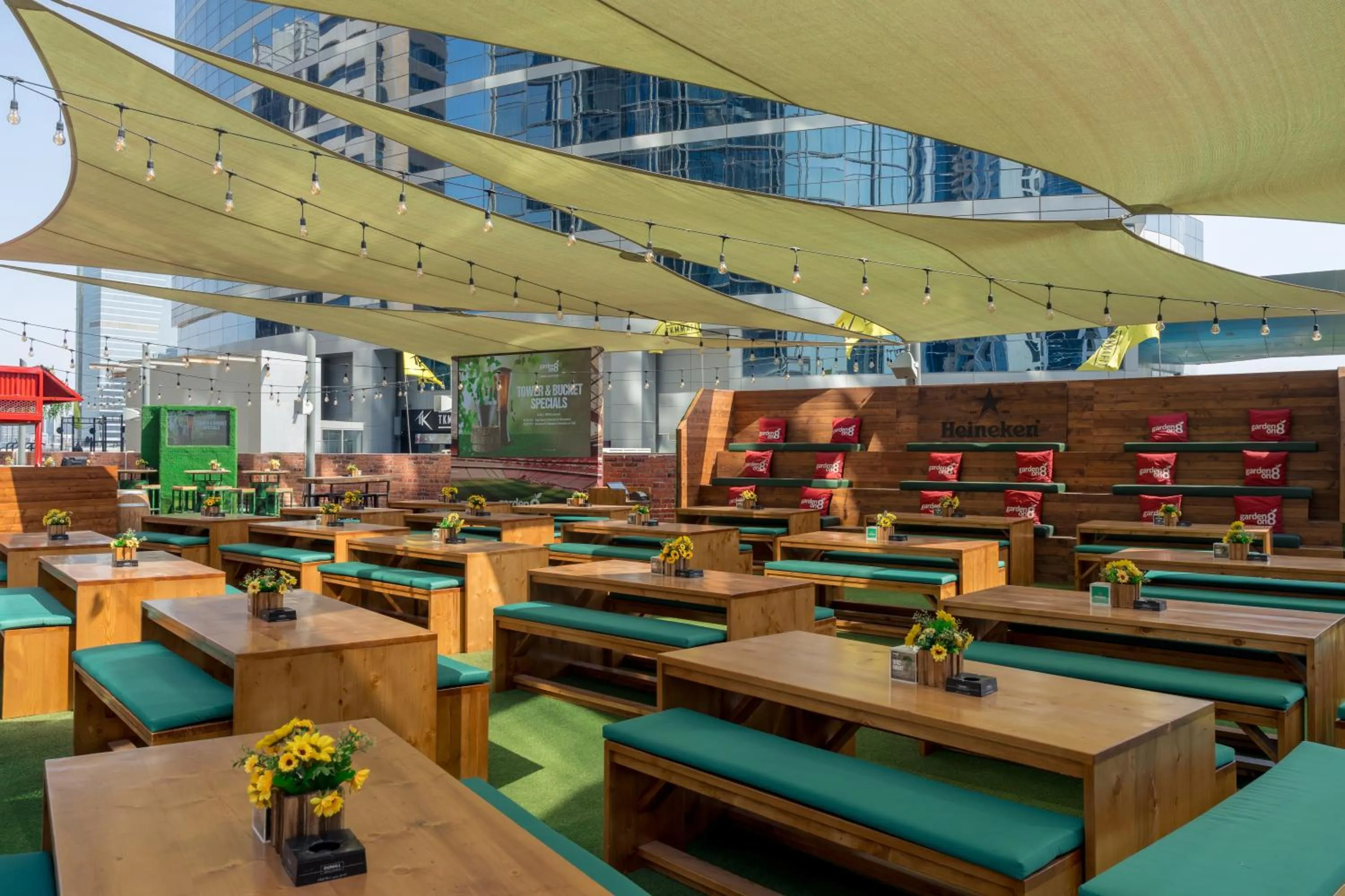 Restaurant/places to eat in Media One Hotel