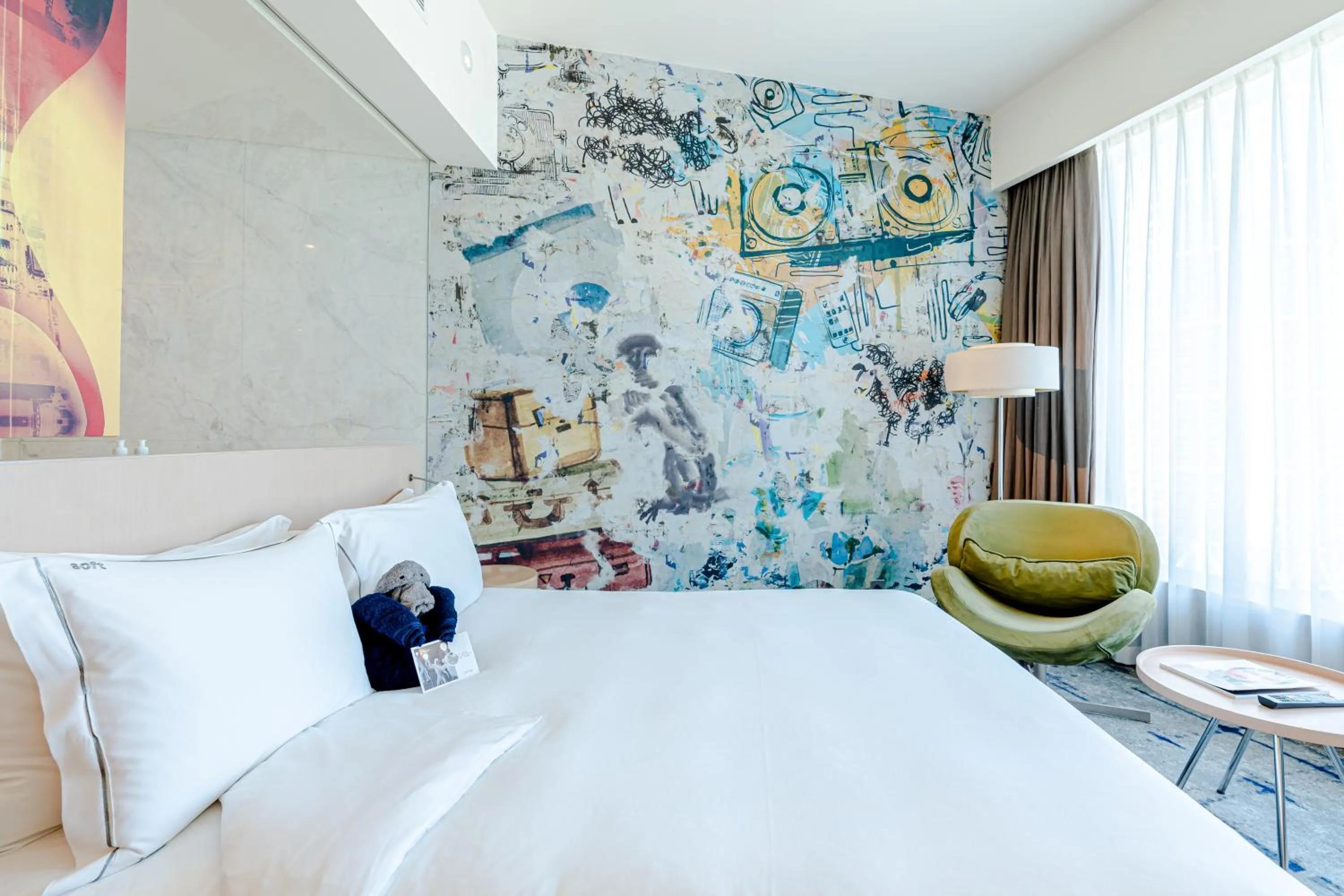 Shower, Bed in Media One Hotel