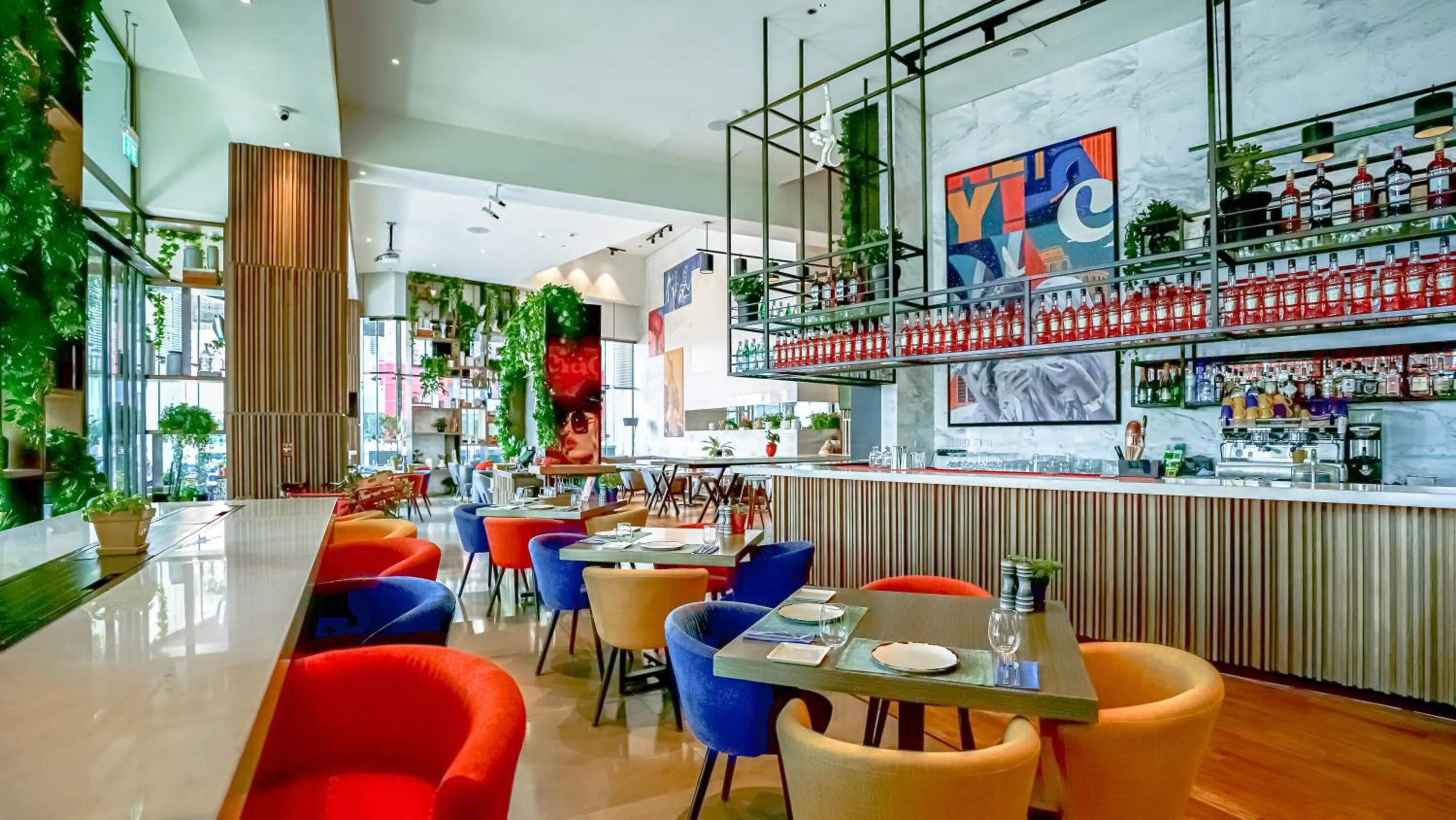 Restaurant/places to eat in Media One Hotel