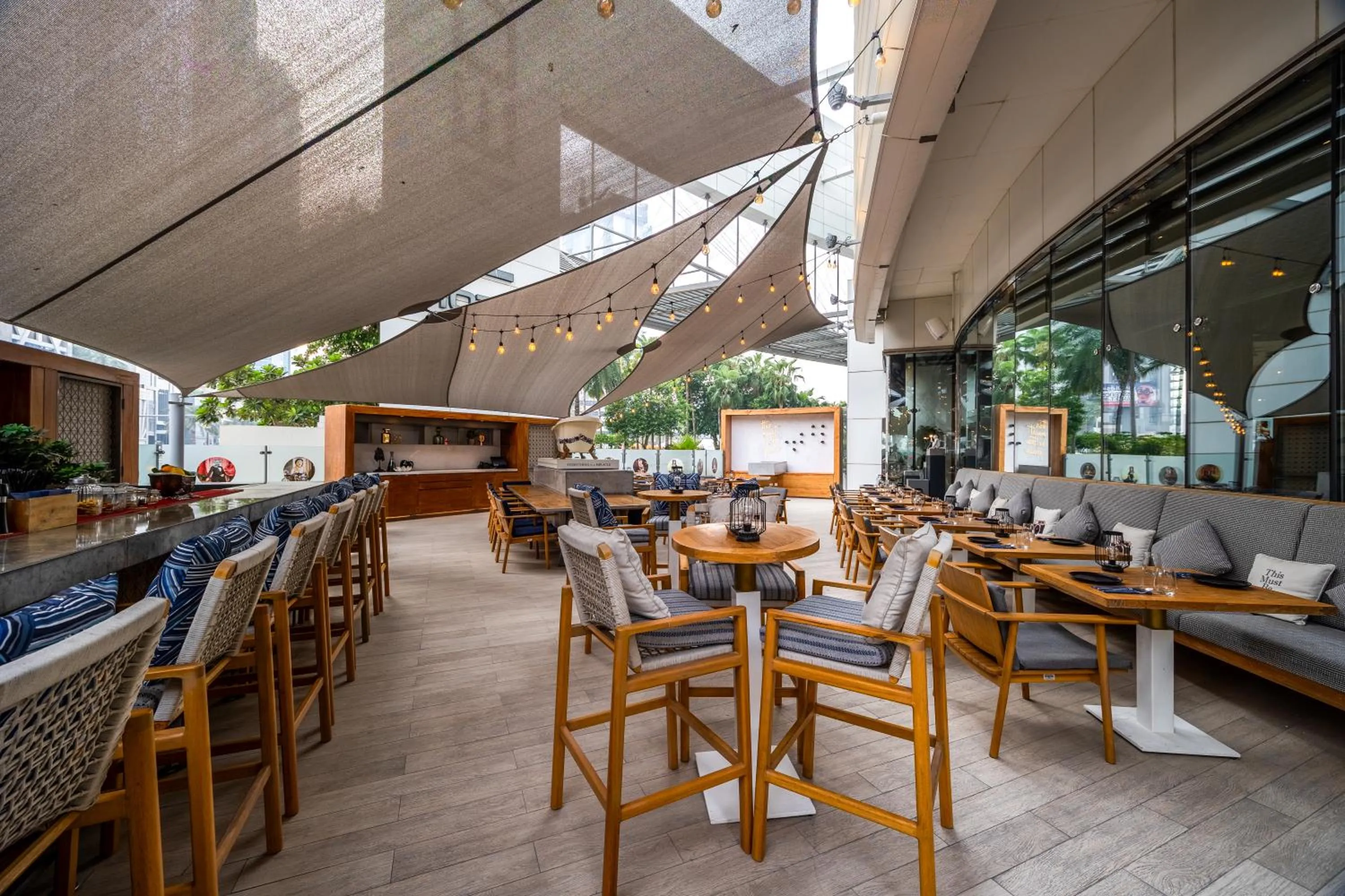 Restaurant/places to eat in Media One Hotel