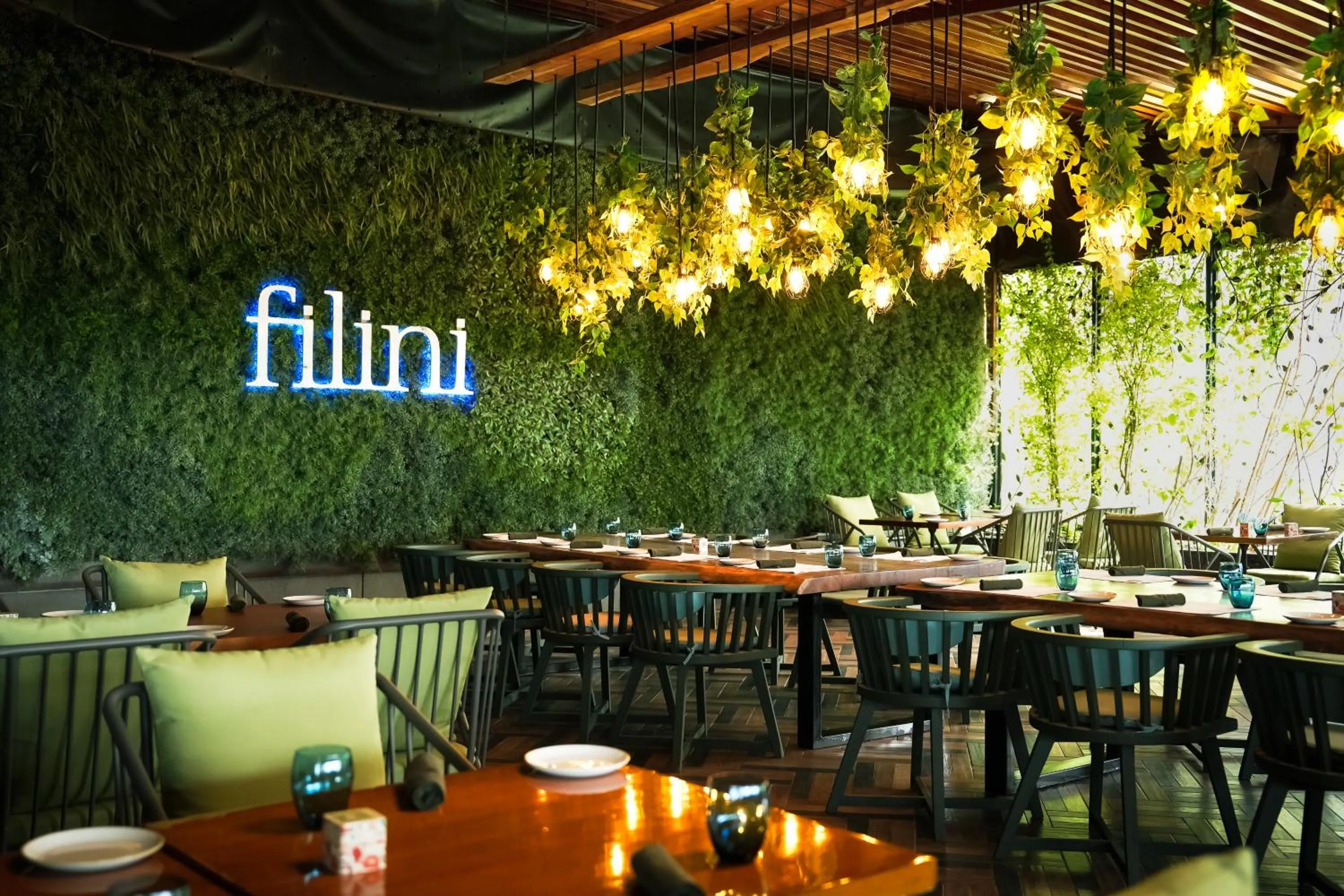 Restaurant/places to eat in Yas Plaza Bay by IHG