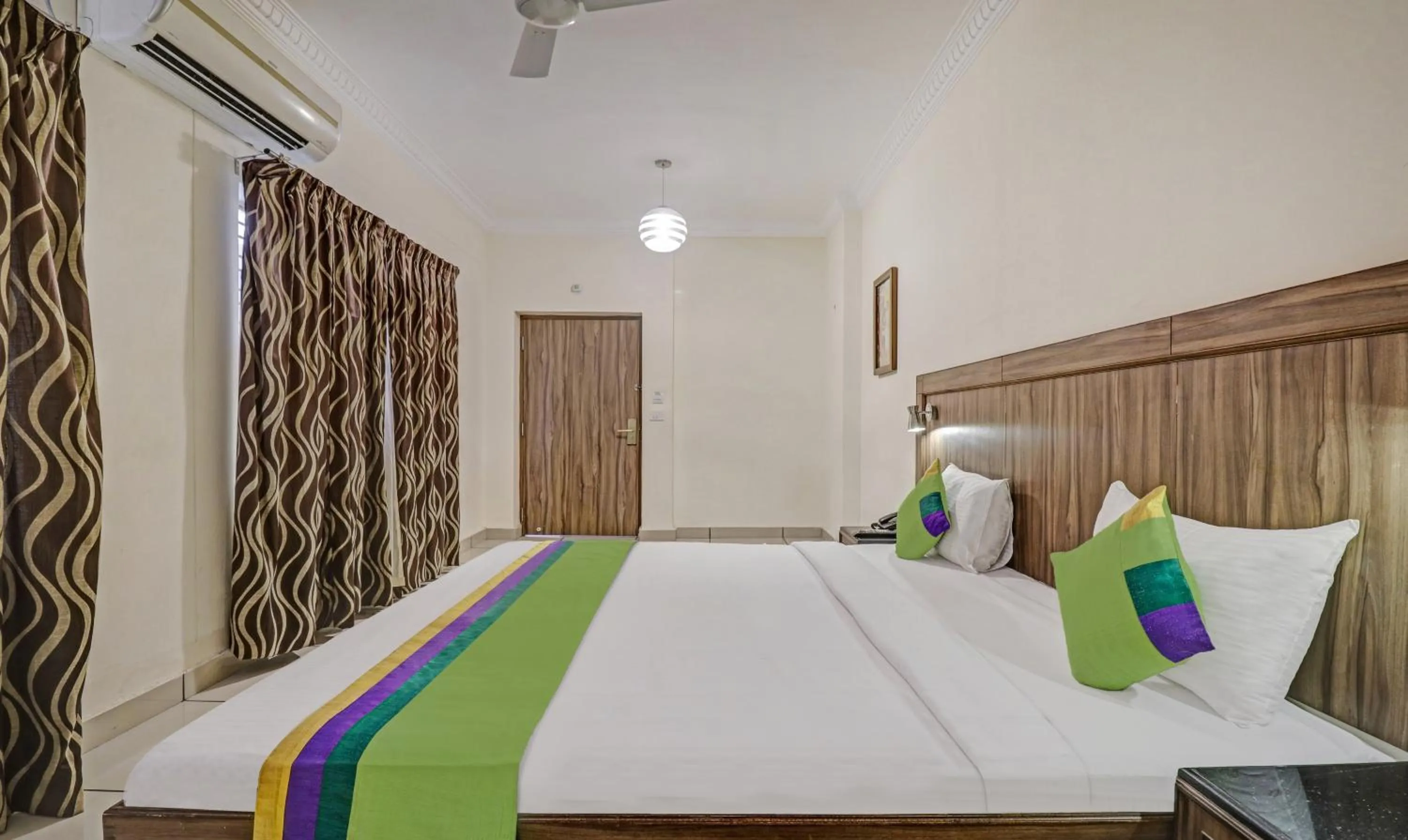 Bedroom, Bed in Treebo Komfort Suites, 3 Km From Mysore Palace